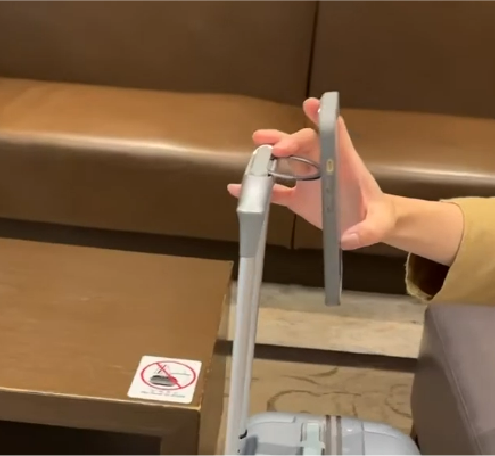 情境三：卡在行李箱拉桿上拍 Vlog 與團體自拍