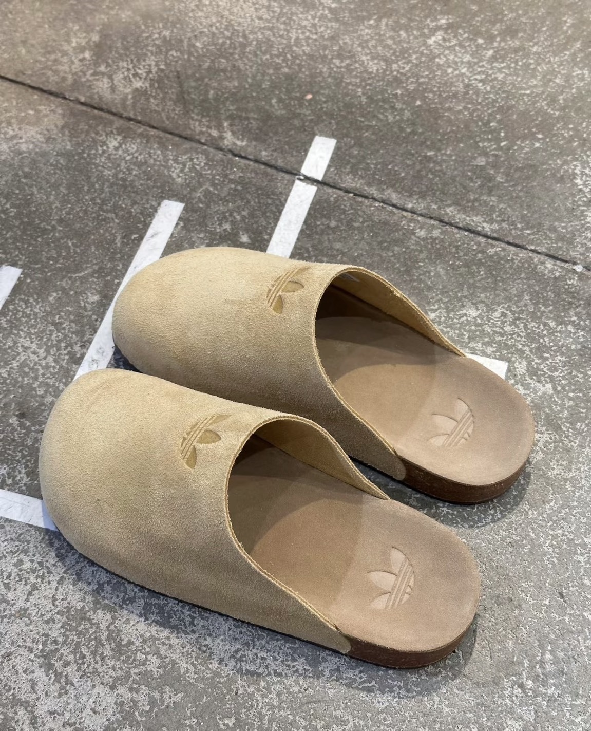 【預購】Adidas originals Adimule 奶茶色 包頭鞋 勃肯鞋 懶人拖 JR3587