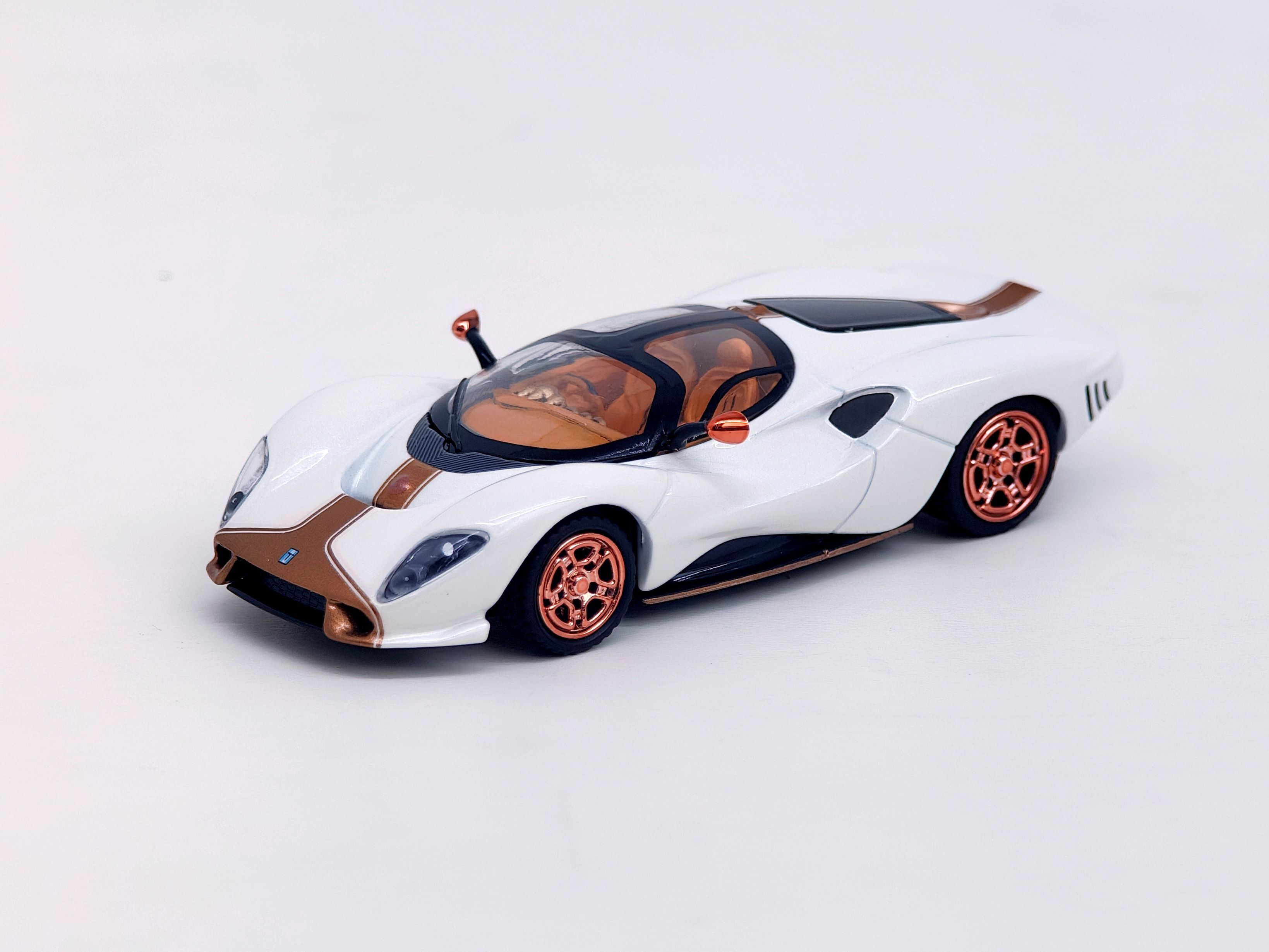 PO-$115 * PEAKO * 1:64 De Tomaso P72 WHITE W/GOLD STRIP
