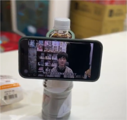 情境二：變身增高支架，卡入寶特瓶讓螢幕與視線齊平