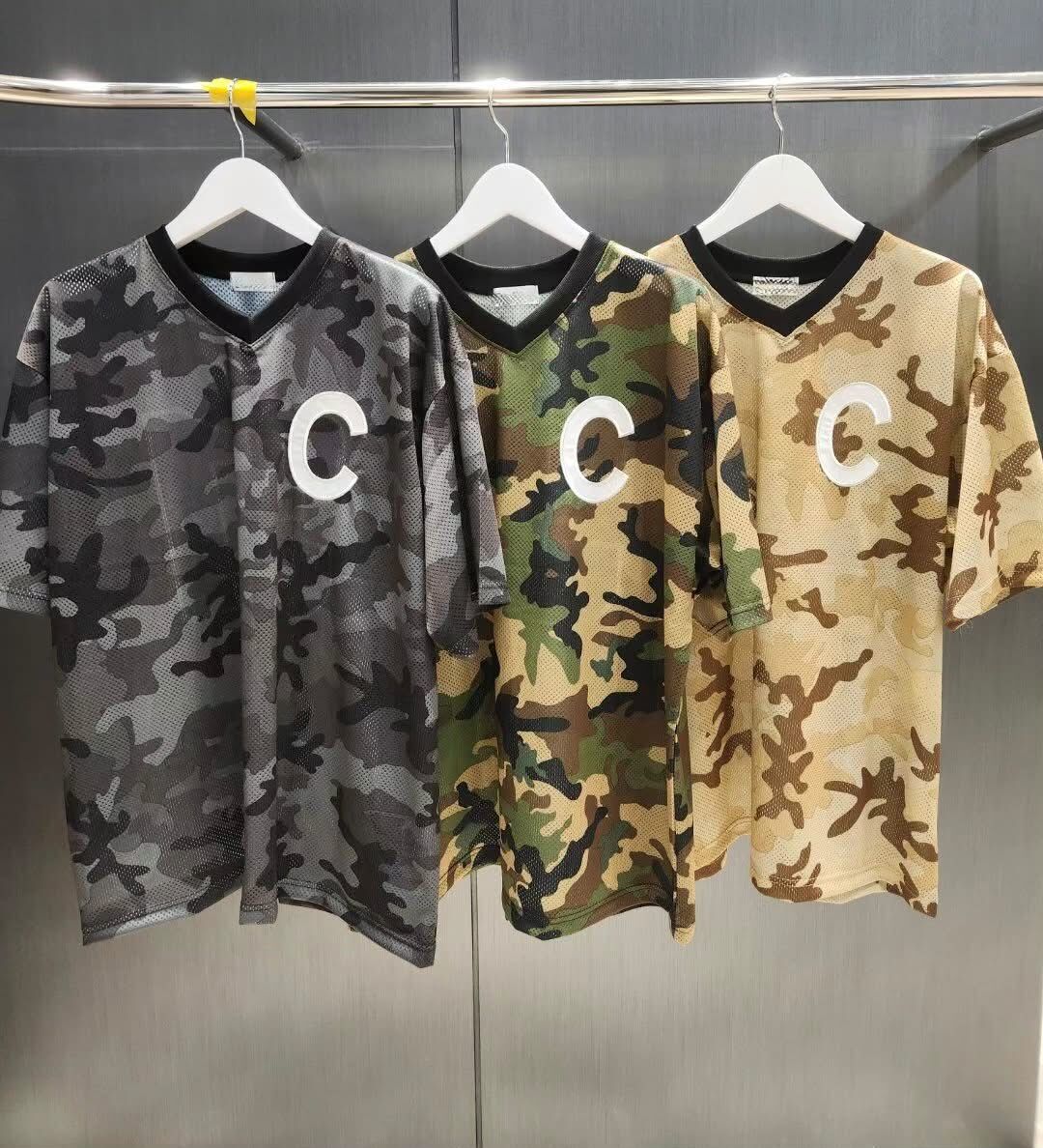 V領迷彩英文字短袖Tee TAC-Y-002T