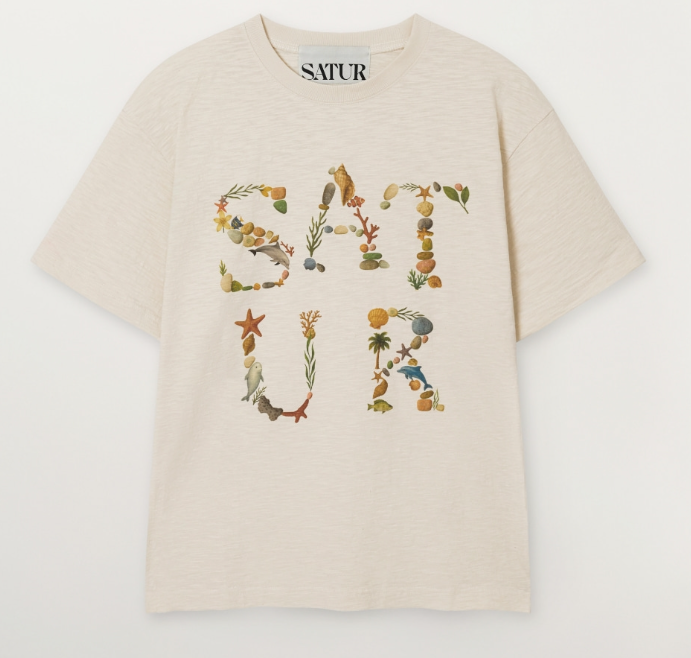 【入LIVECODE一件減至$248😱🔥！】【韓國大熱品牌😍朴圭瑛SEVENTEEN同款！】【SATUR】Marin Collage Graphic T-Shirt