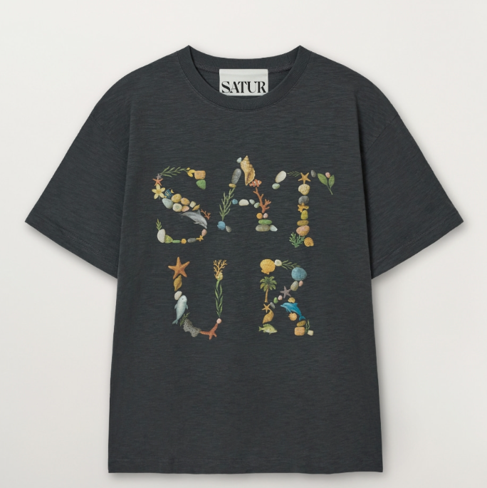 【入LIVECODE一件減至$248😱🔥！】【韓國大熱品牌😍朴圭瑛SEVENTEEN同款！】【SATUR】Marin Collage Graphic T-Shirt