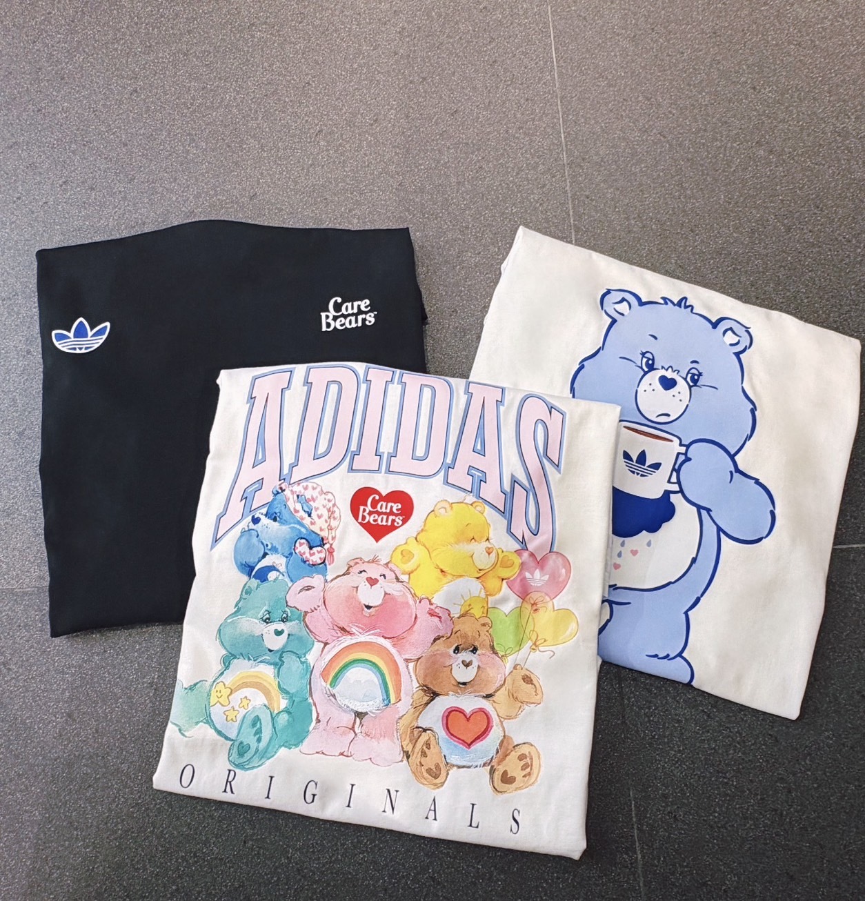 【Luxury】Adidas x Care Bears 彩虹小熊 彩虹熊 聯名 三葉草 愛迪達 小熊 熊公仔 短袖 全家福 男女款 T-SHIRT 新款