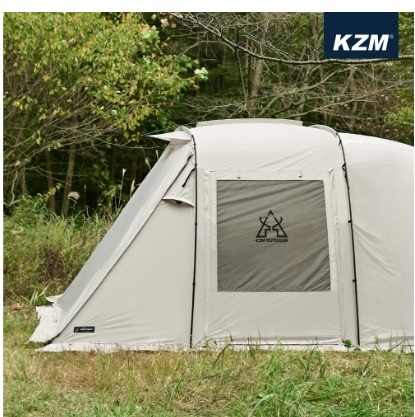 KZM ROCK 多功能車尾帳專為車泊玩家設計，可快速將車尾空間延伸成舒適的客廳帳，不論是休息、用餐、避雨或更衣都相當方便。