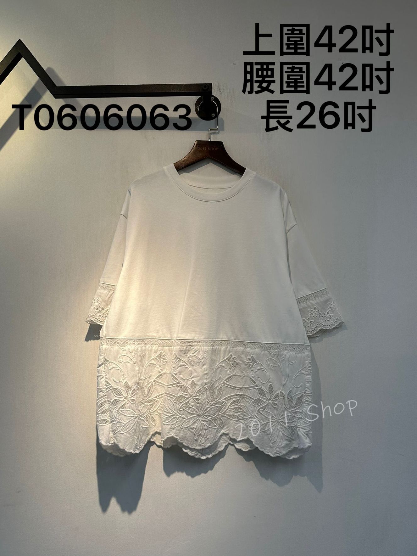 出口日本鏤空刺繡波浪下擺TOP  上圍44吋 腰圍42吋 長26吋  T0606063