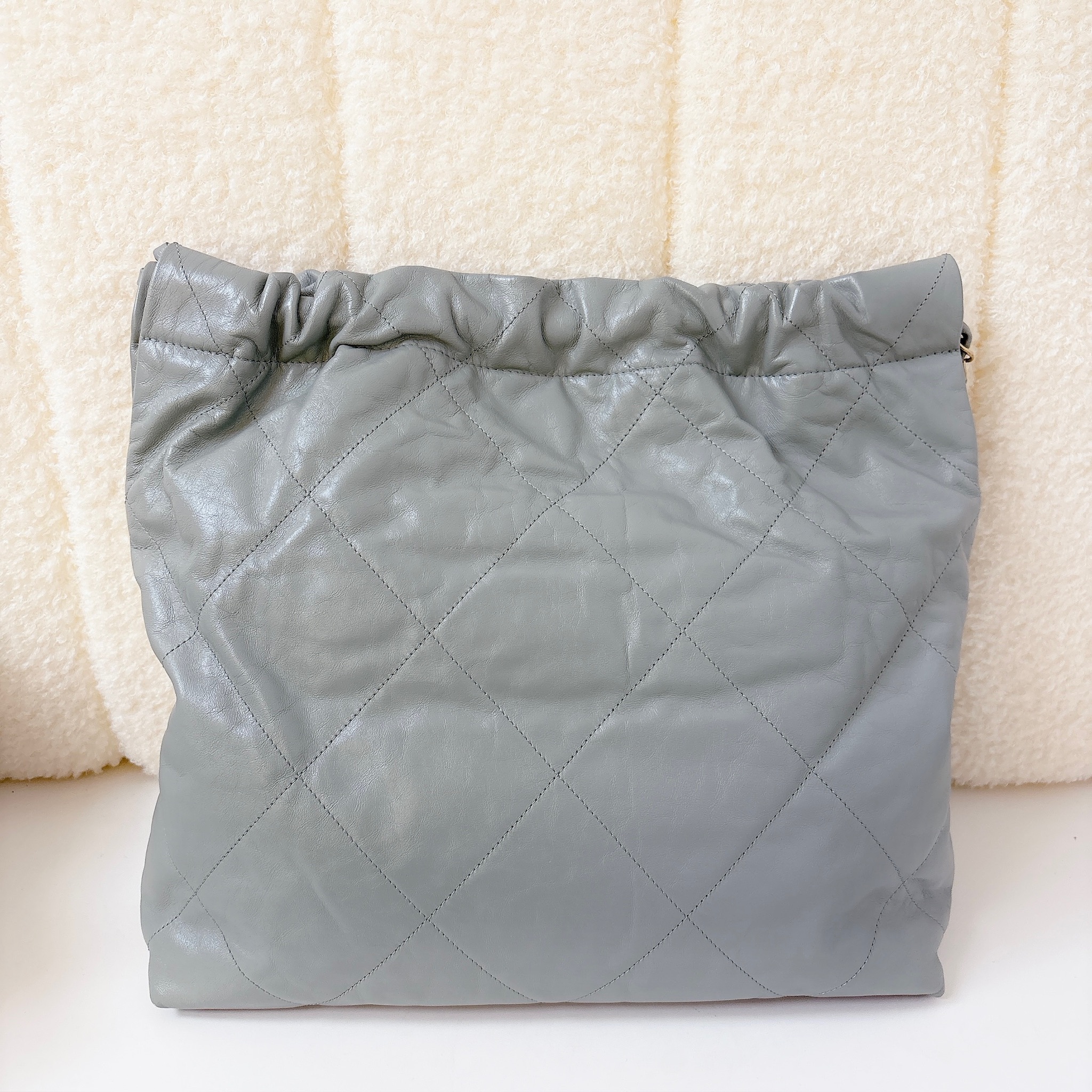 Chanel 22 Medium Handbag - Grey / GHW