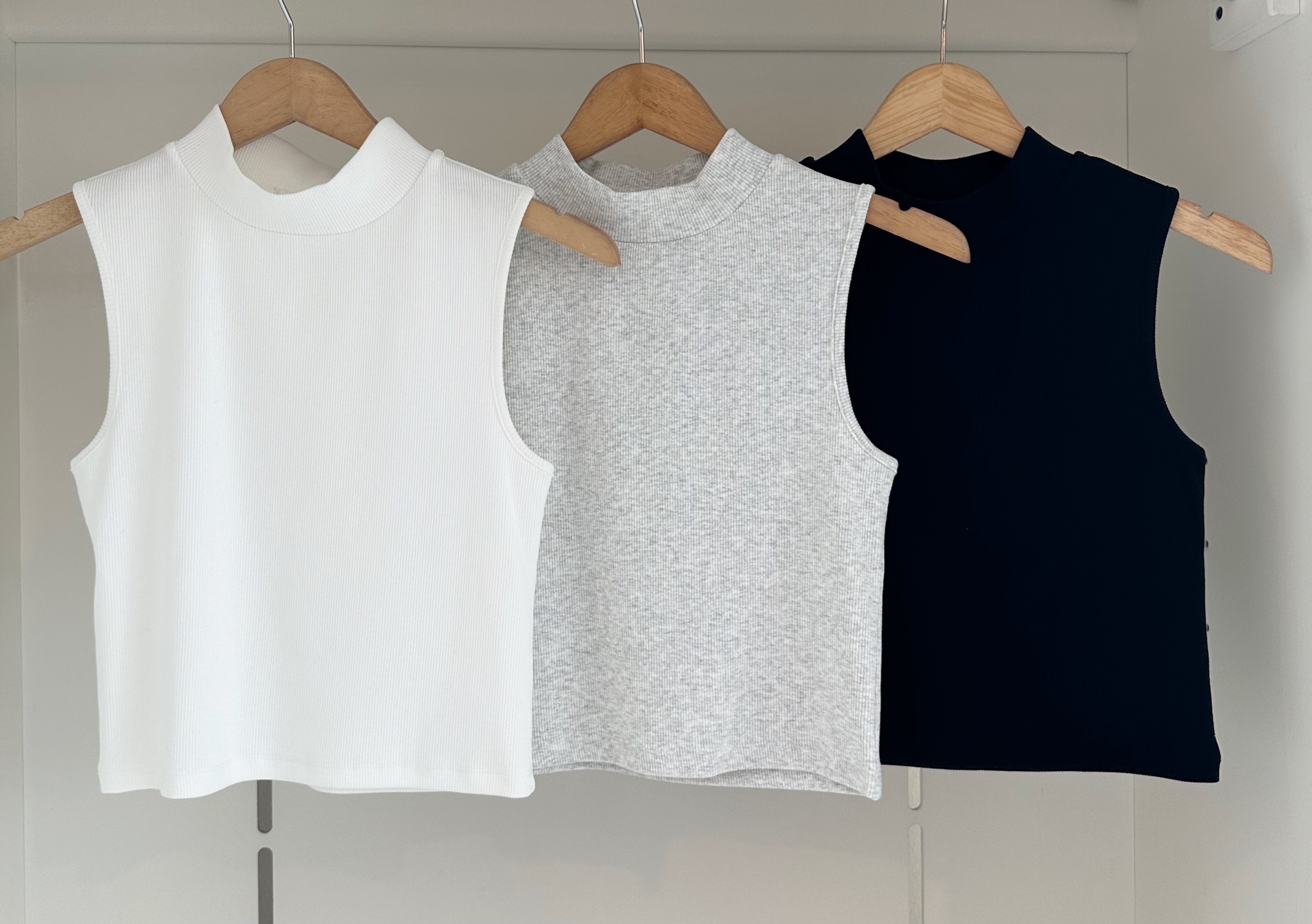 SLEEVELESS HIGH NECK CROP TOP