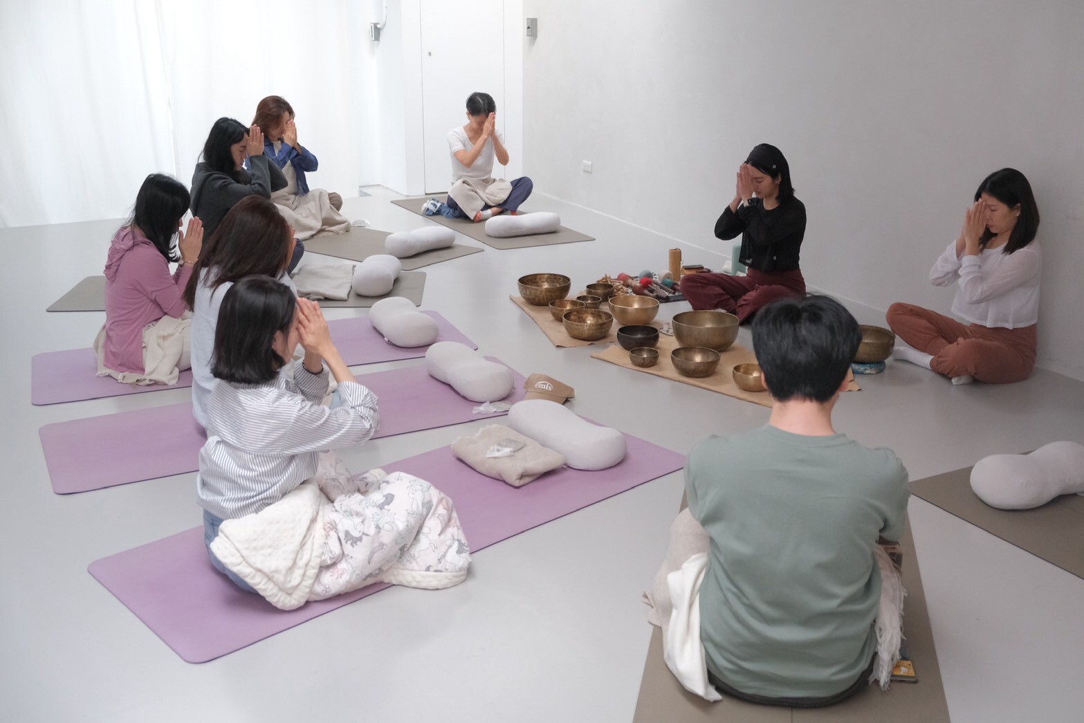 【 體驗 】練習軟爛的一天：想陪著你慢慢鬆開那些長期累積的緊繃｜Omake x 煦灣頌缽療癒