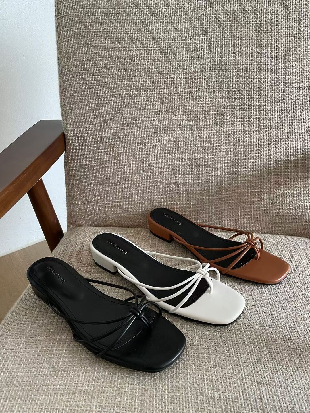 6113 Lines Sandals
