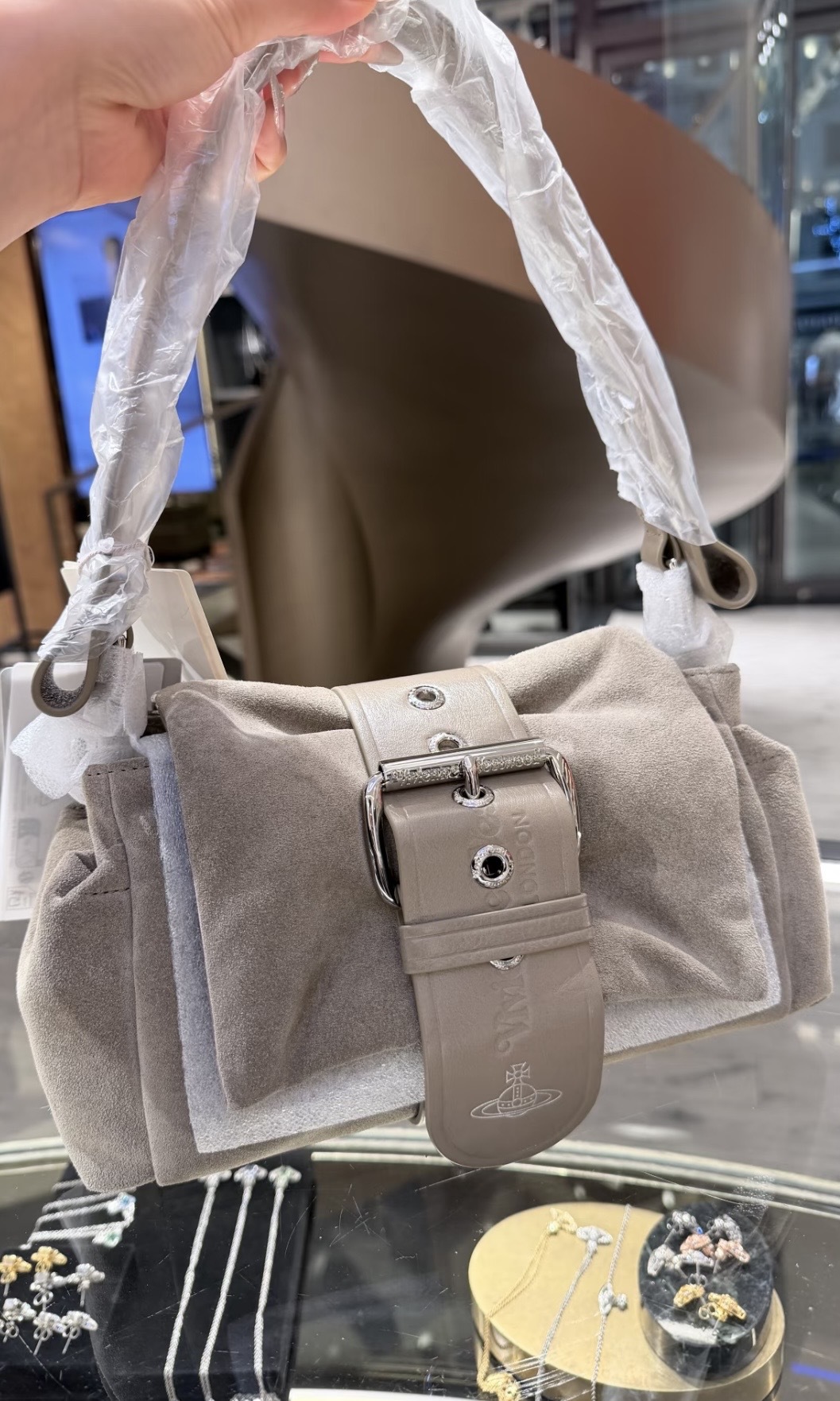 Vivienne Westwood Hazel 奶茶色麂皮 Medium Size 手袋