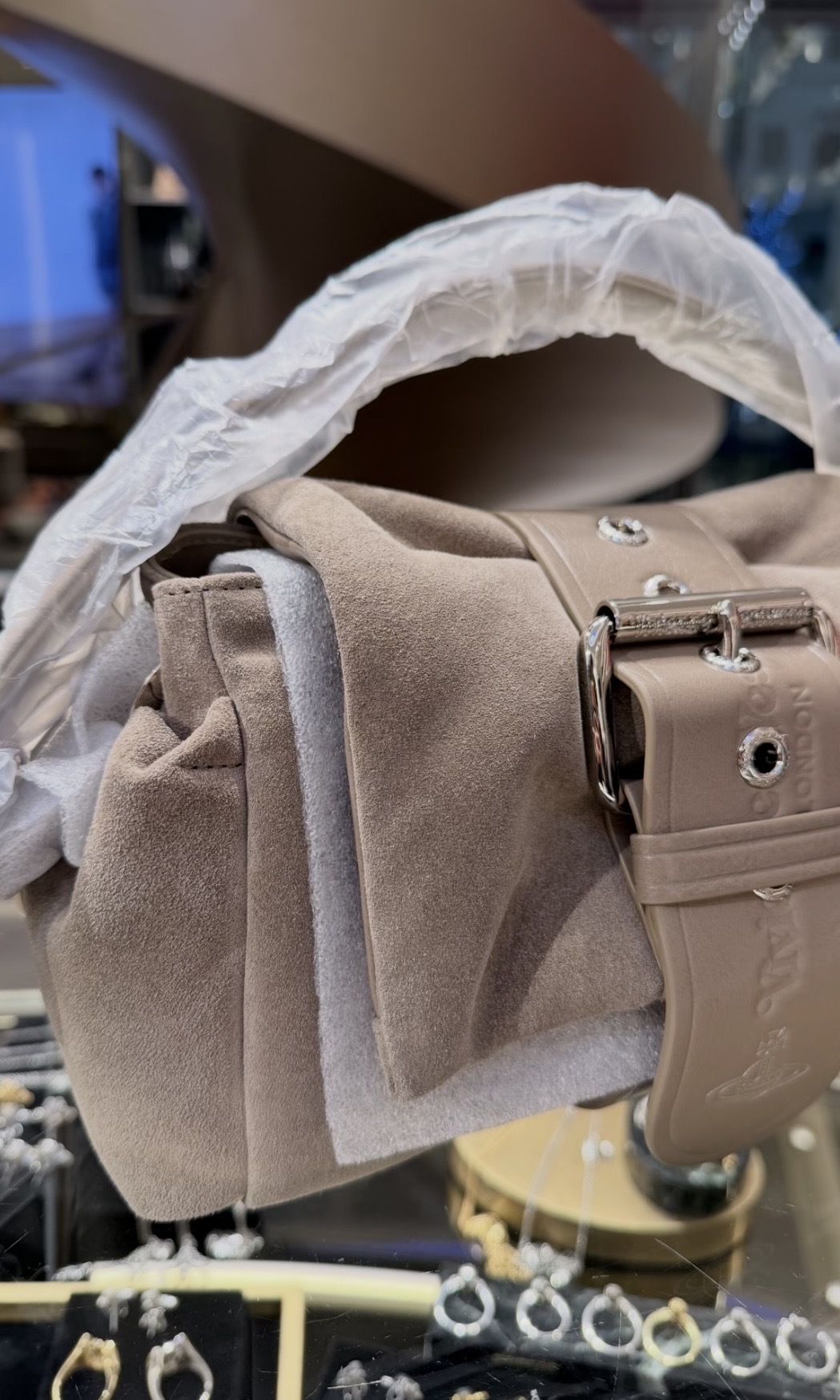 Vivienne Westwood Hazel 奶茶色麂皮 Medium Size 手袋