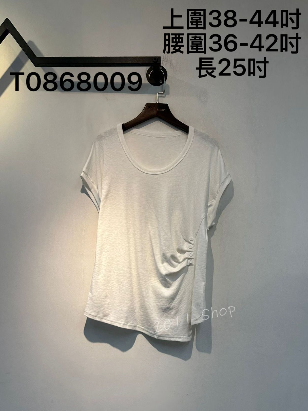 圓領彈性側面鈕扣皺褶設計TOP  上圍38-44吋 腰圍36-42吋 長25吋  T0868009