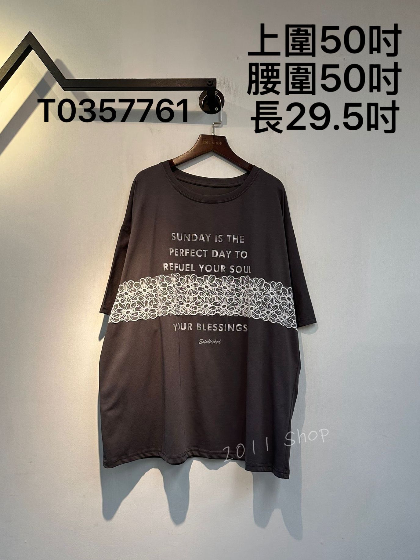網紗蕾絲花朵拼英文詩句中長TOP  上圍50吋 腰圍50吋 長29.5吋  T0357761