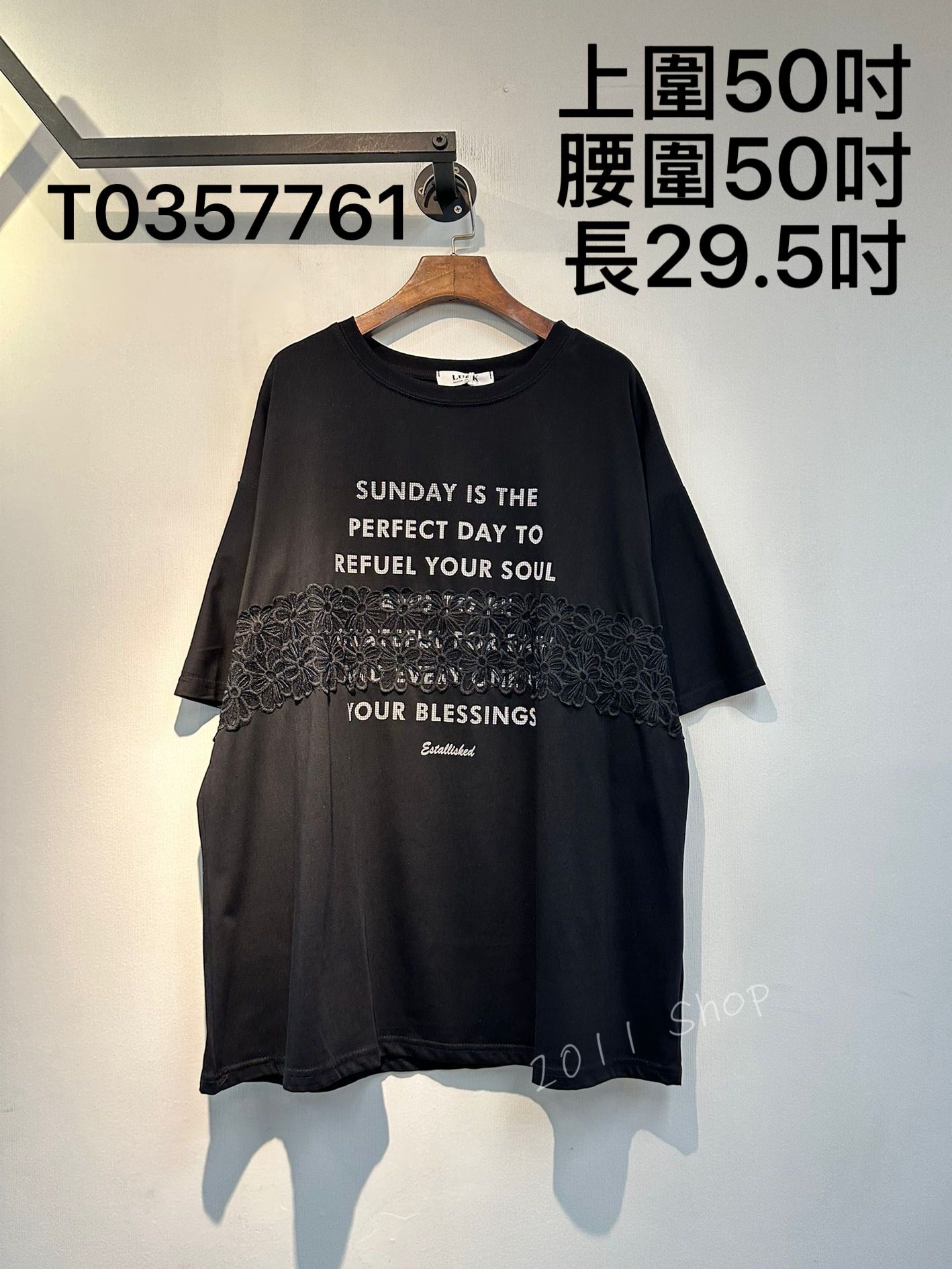 網紗蕾絲花朵拼英文詩句中長TOP  上圍50吋 腰圍50吋 長29.5吋  T0357761