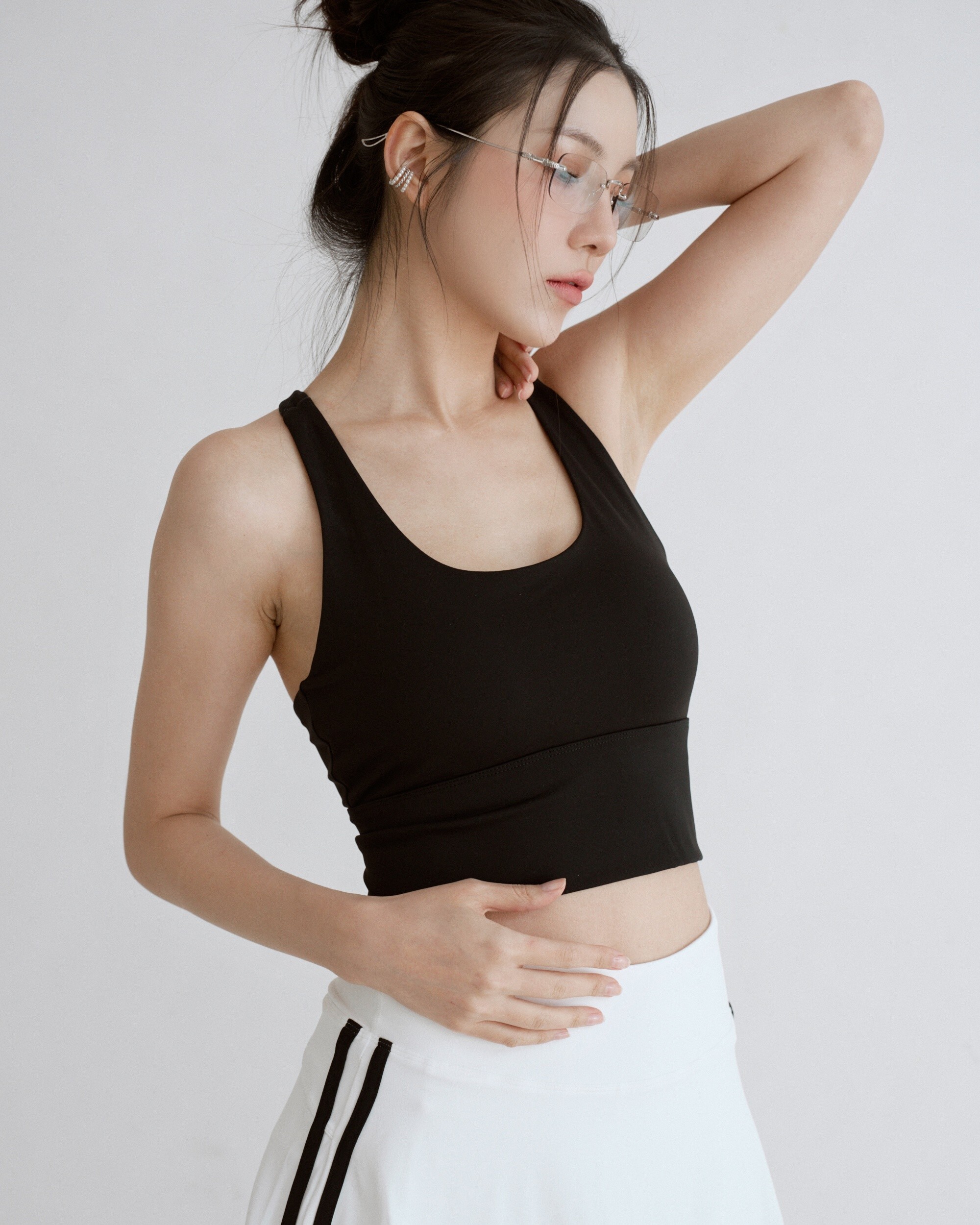 FORM 倒V交叉美背背心-黑