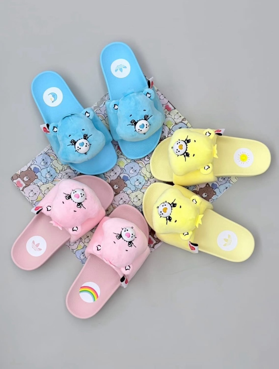 【Luxury】ADIDAS x Care Bears 彩虹小熊 彩虹熊 聯名 三葉草 愛迪達 小熊 熊公仔 拖鞋 彩色鞋 熊熊頭 大頭熊 玩偶 馬卡龍配色 毛毛拖鞋 娃娃造型鞋