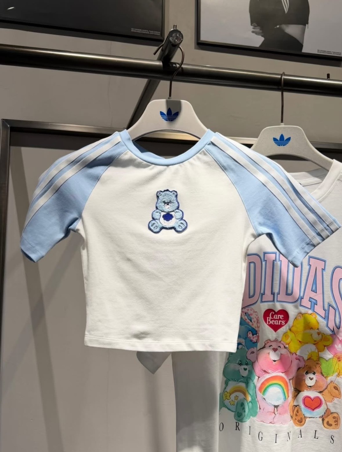 【Luxury】Adidas x Care Bears 彩虹小熊 彩虹熊 聯名 三葉草 愛迪達 小熊 熊公仔 短袖 短版上衣 小可愛 顯瘦 合身 彈性 女款
