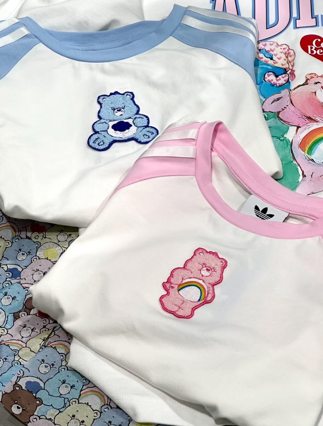 【Luxury】Adidas x Care Bears 彩虹小熊 彩虹熊 聯名 三葉草 愛迪達 小熊 熊公仔 短袖 短版上衣 小可愛 顯瘦 合身 彈性 女款