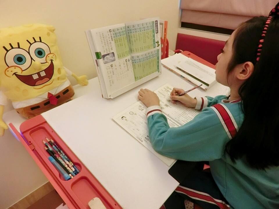 宋達民女兒寶貝乘坐巧迪兒童成長書桌與椅