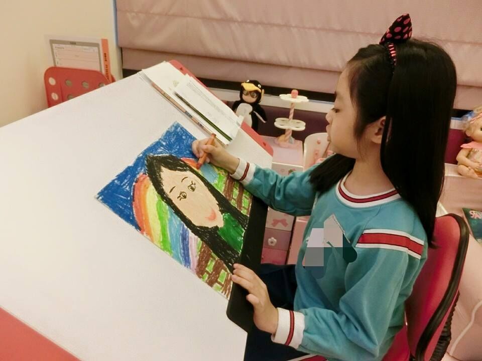 寶妹使用巧迪兒童成長書桌與椅畫圖做作業