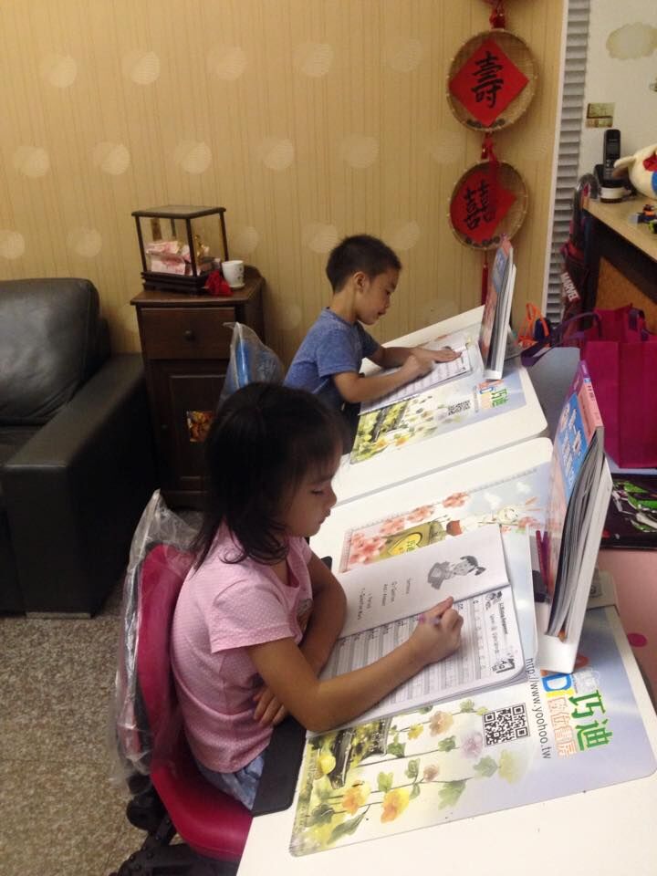 林智勝孩子乘坐W1兒童桌椅與使用G6成長書桌