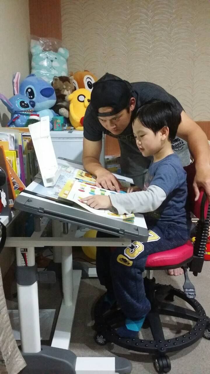 耿伯軒與他兒子使用巧迪L2氣壓升降桌與W1兒童工學椅