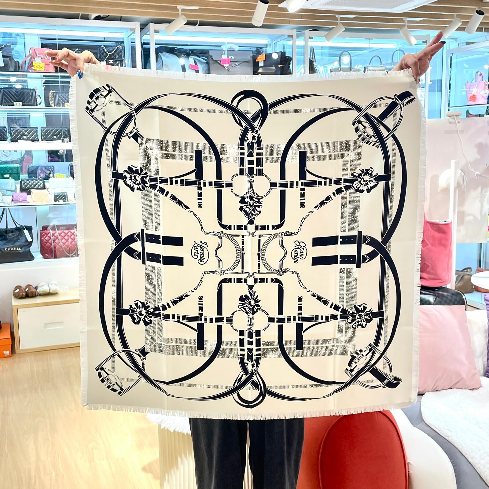全新HERMES Scarf, 80x80cm, Grand Manege fringed scarf 80,  H271752T 11, 白色拼黑印花真絲,愛馬仕圍巾/絲巾/披肩 #BRAND NEW #香榭站正品