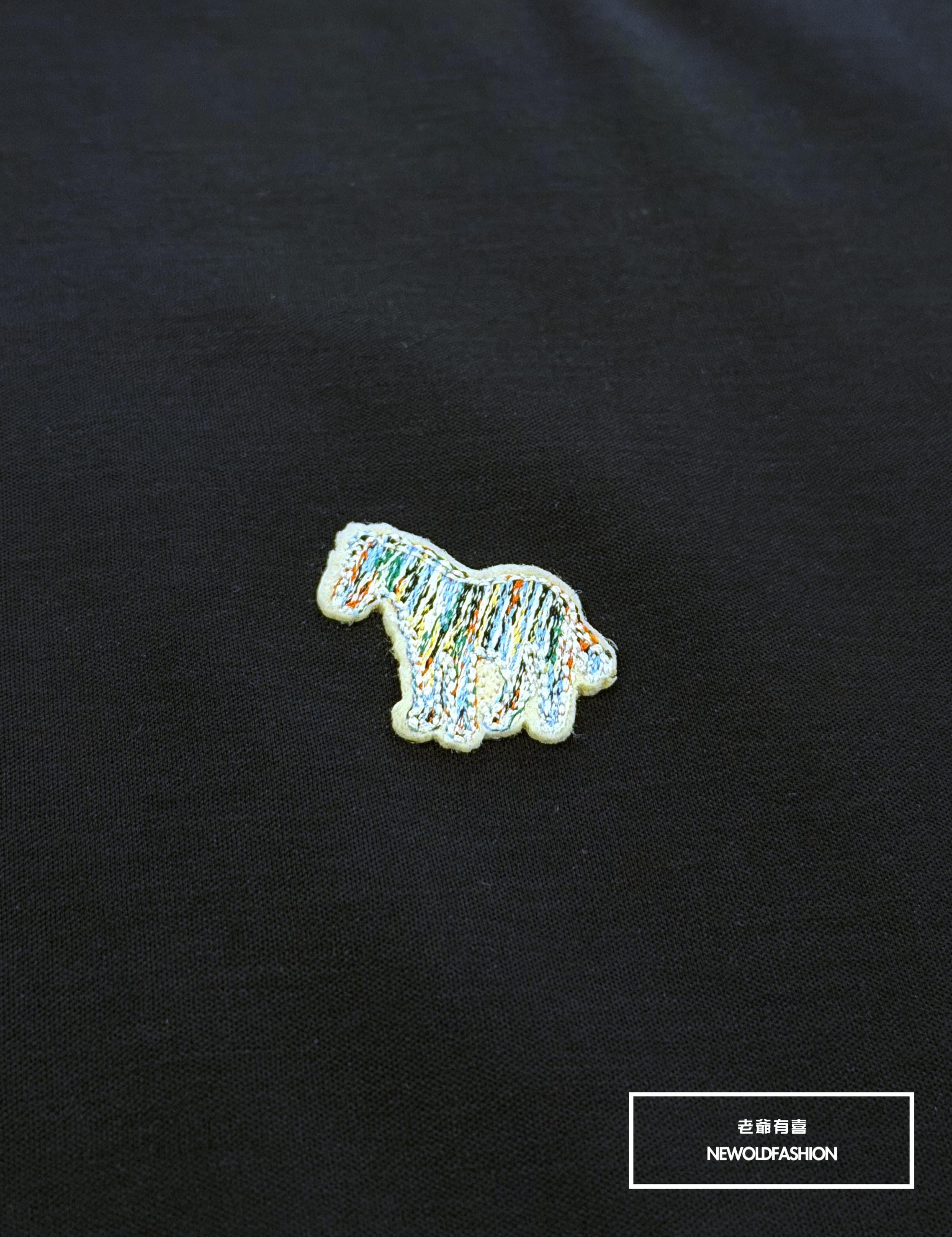 『新品上市』重磅幼駒彩線刺繡棉短T(NOF2605582863)-黑