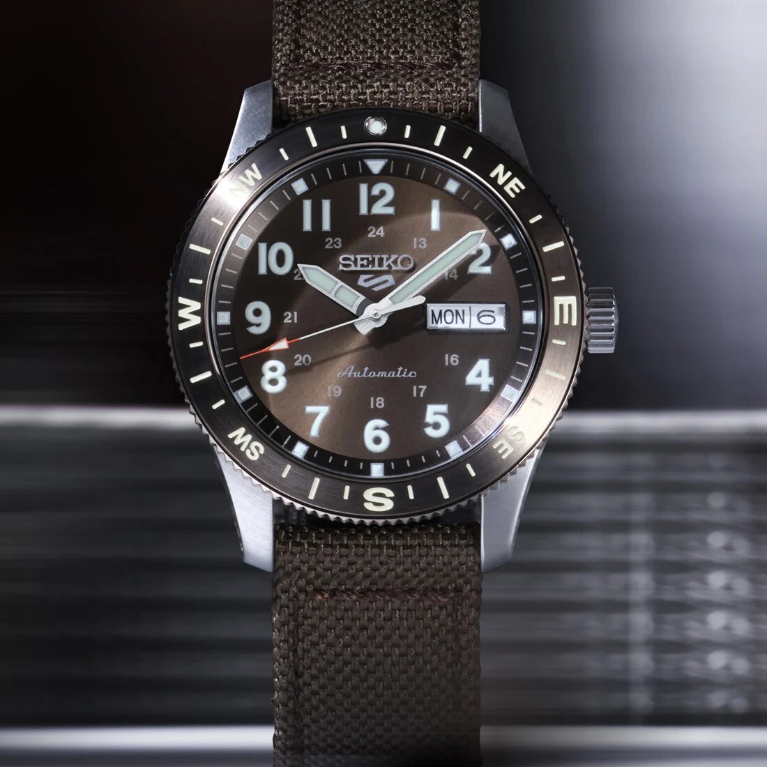 預購款【SEIKO 日本精工】盾牌5 SPORT系列 日期 星期 機械錶 夜光 咖啡色 軍裝風 HDB009