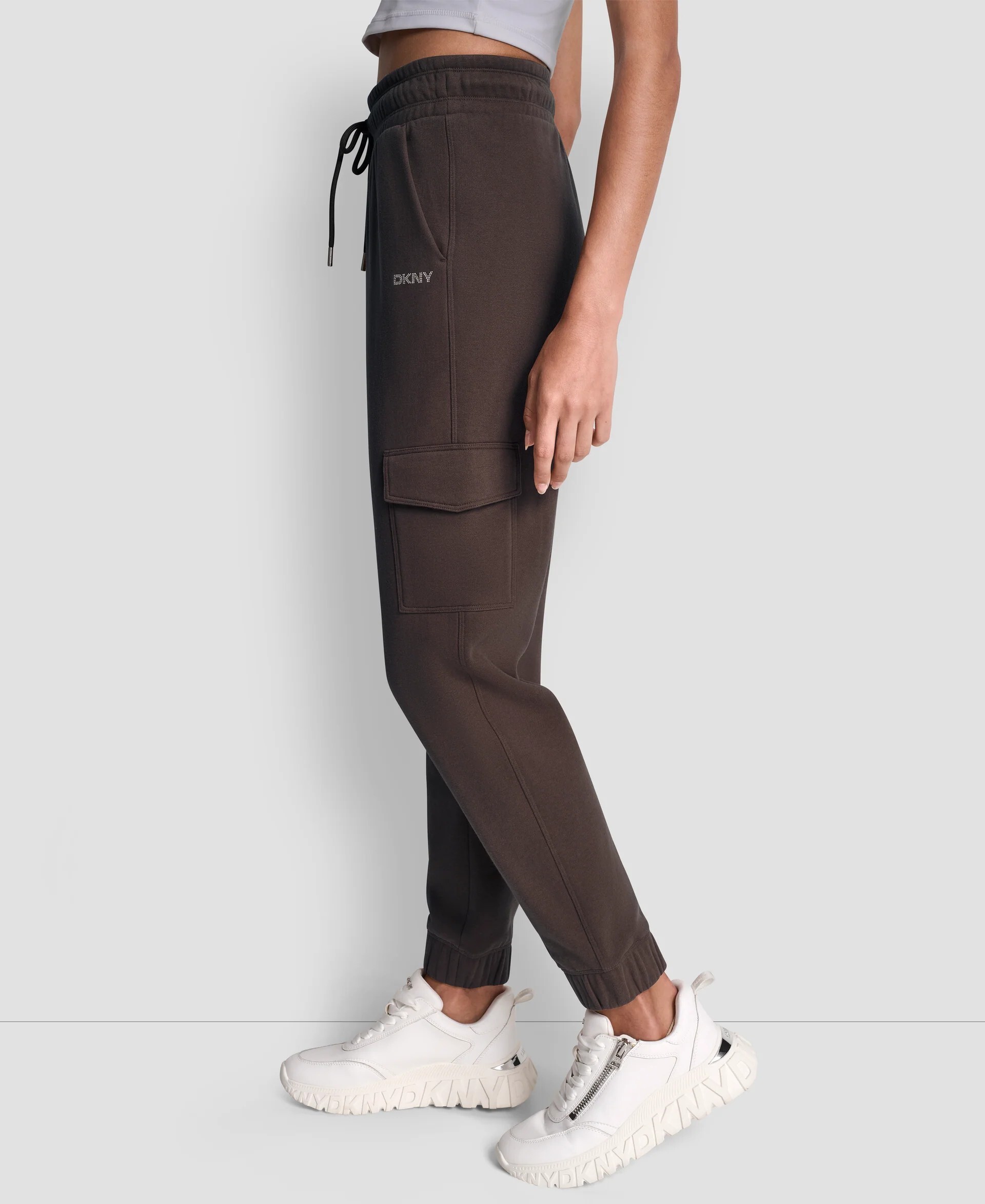 [S] DKNY ESPRESSO HIGH-RISE STUDDED LOGO SLIM JOGGER, DP5P3504-ESP (SD1748)