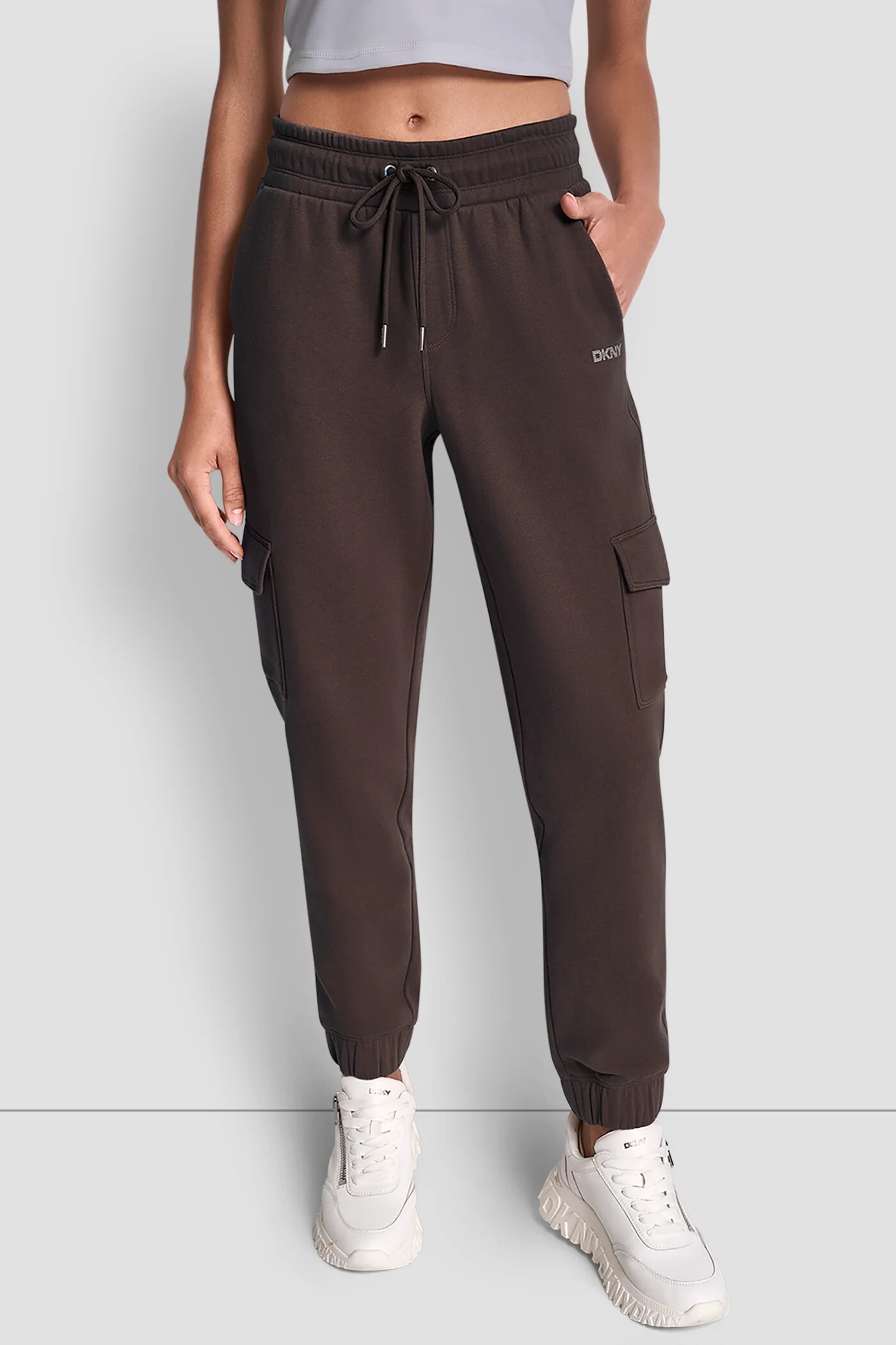 [S] DKNY ESPRESSO HIGH-RISE STUDDED LOGO SLIM JOGGER, DP5P3504-ESP (SD1748)