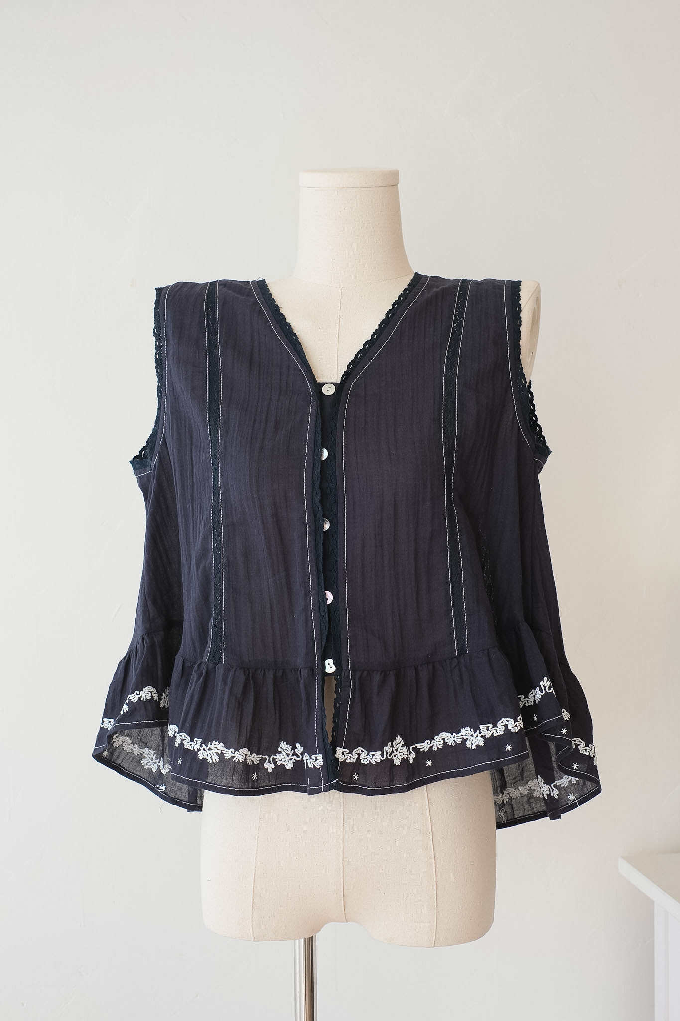 撞色民族風刺繡背心 (純白/深藍) TOP721