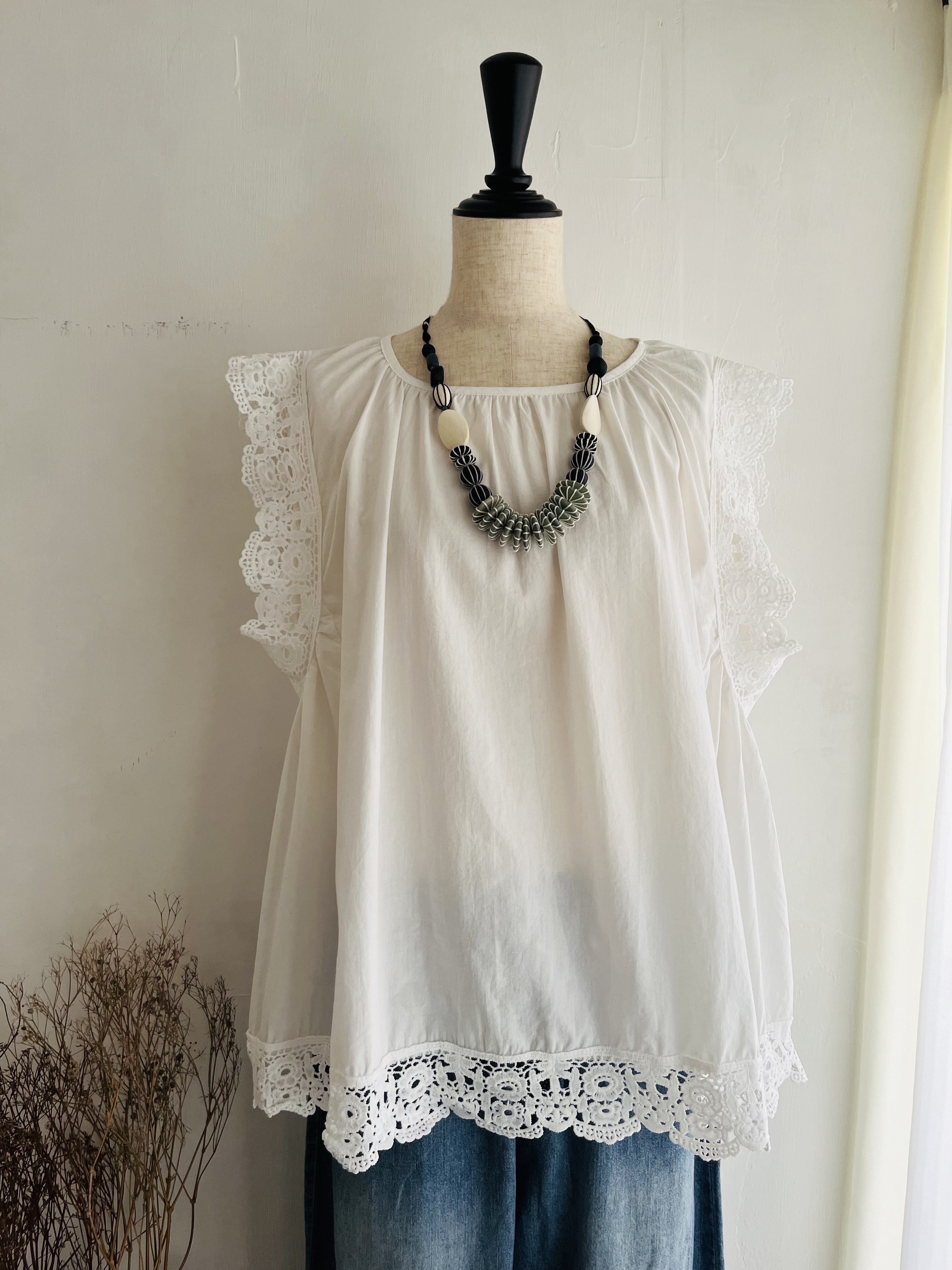 S-PLUS白色圓領刺繡通花top