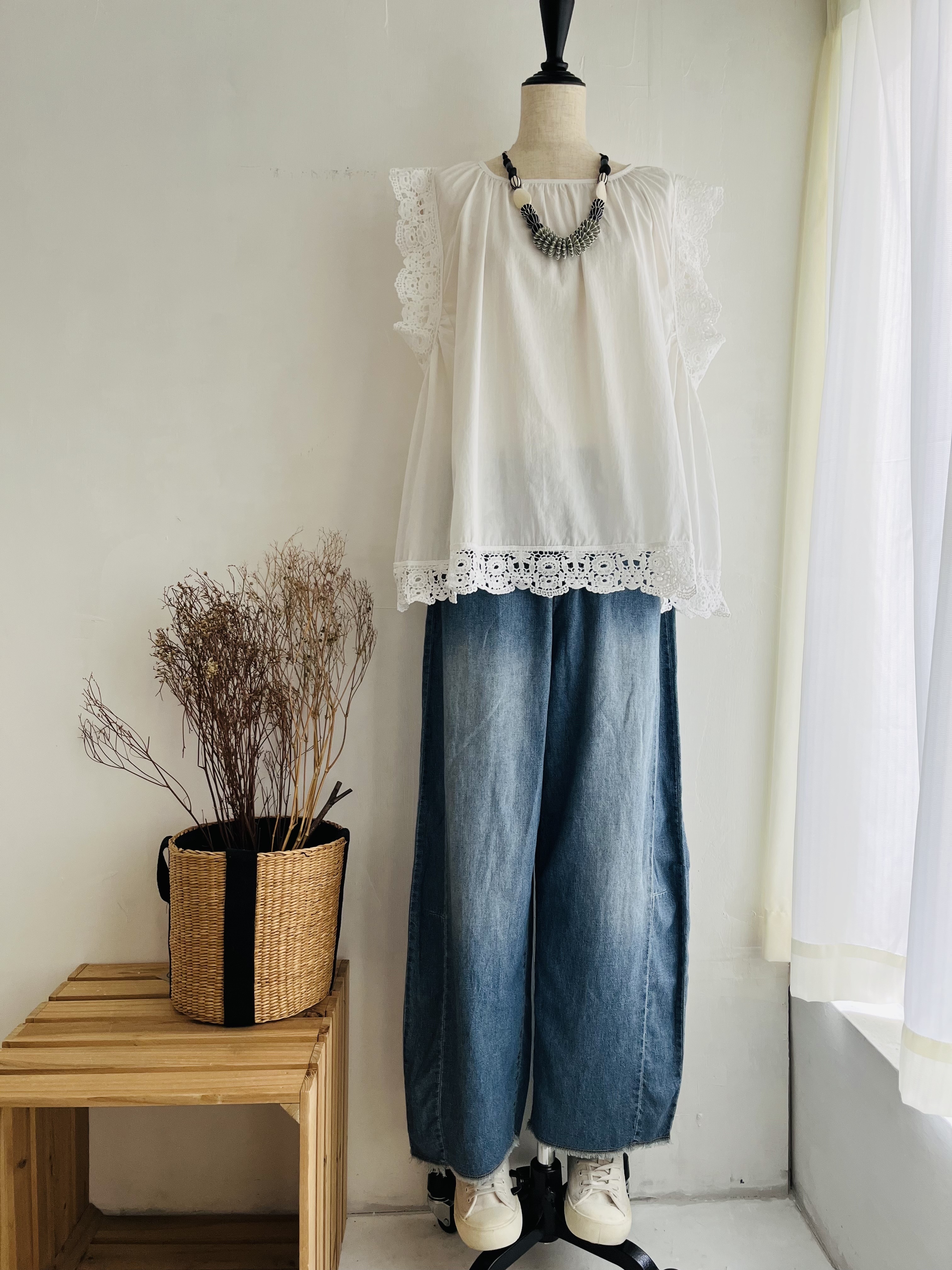 S-PLUS白色圓領刺繡通花top