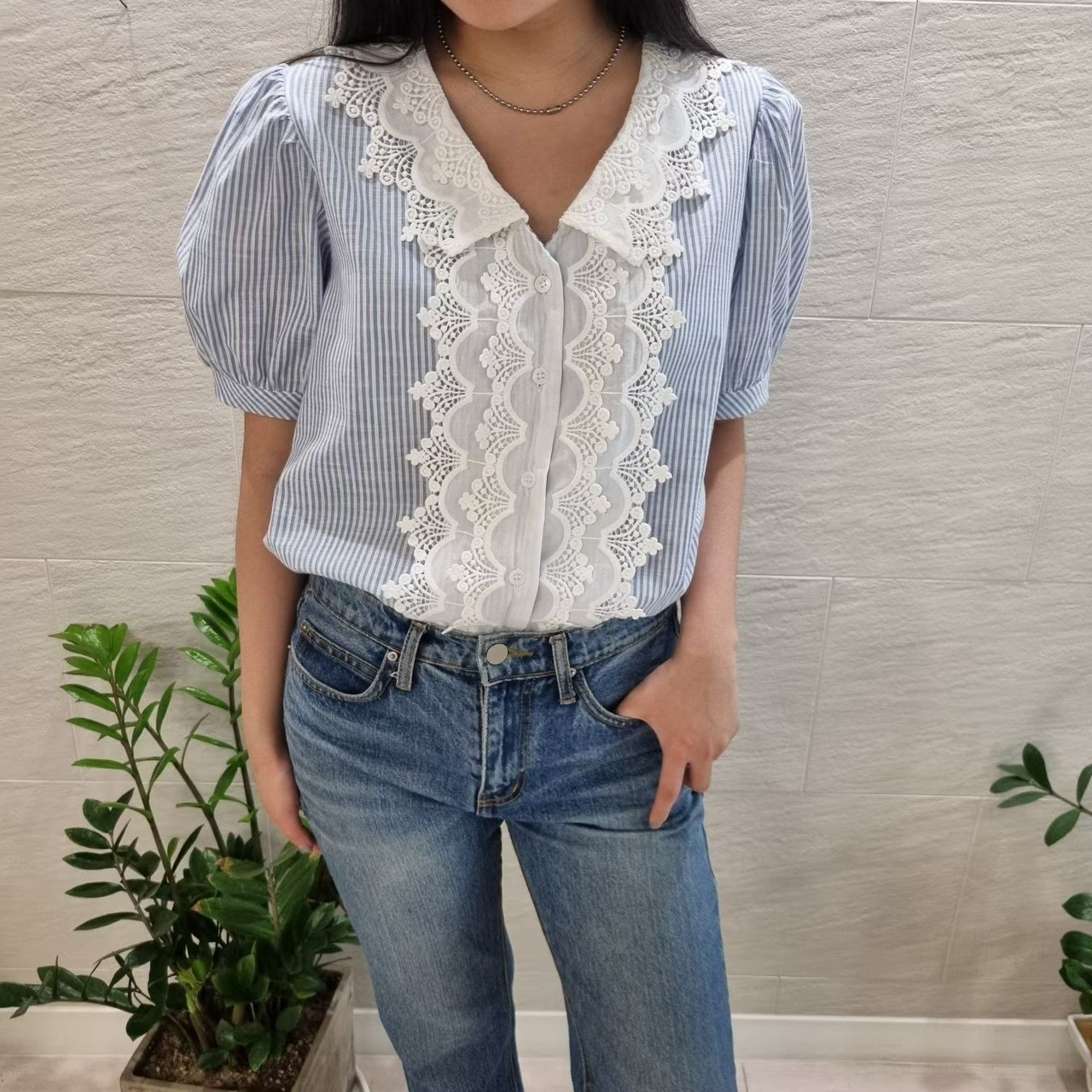 藍直線v領蕾絲襯衫