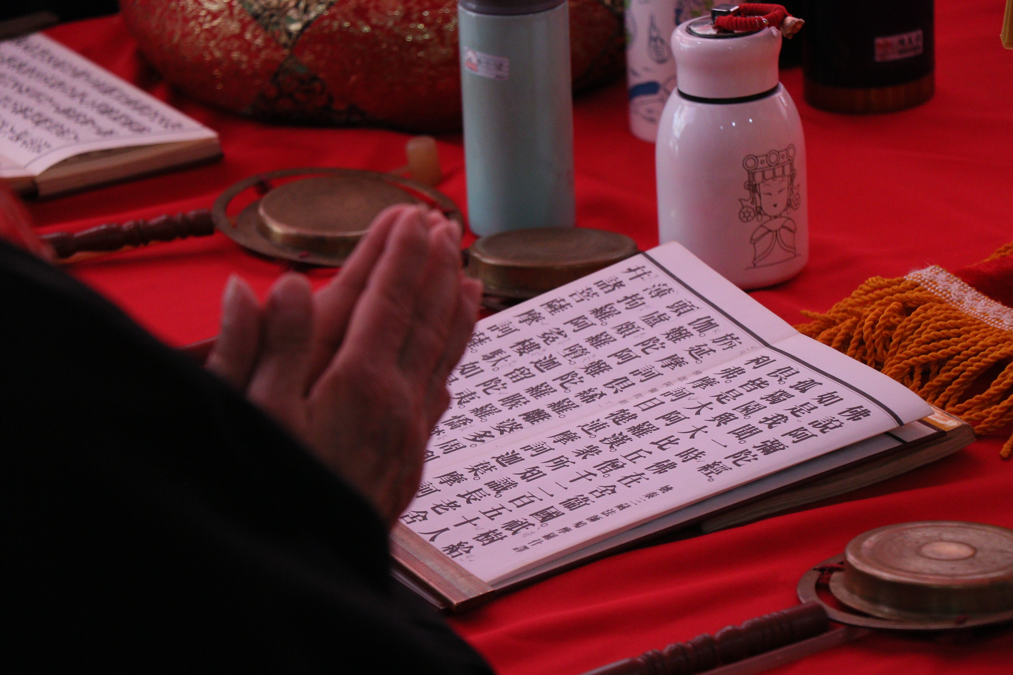 法師念讀疏文經書