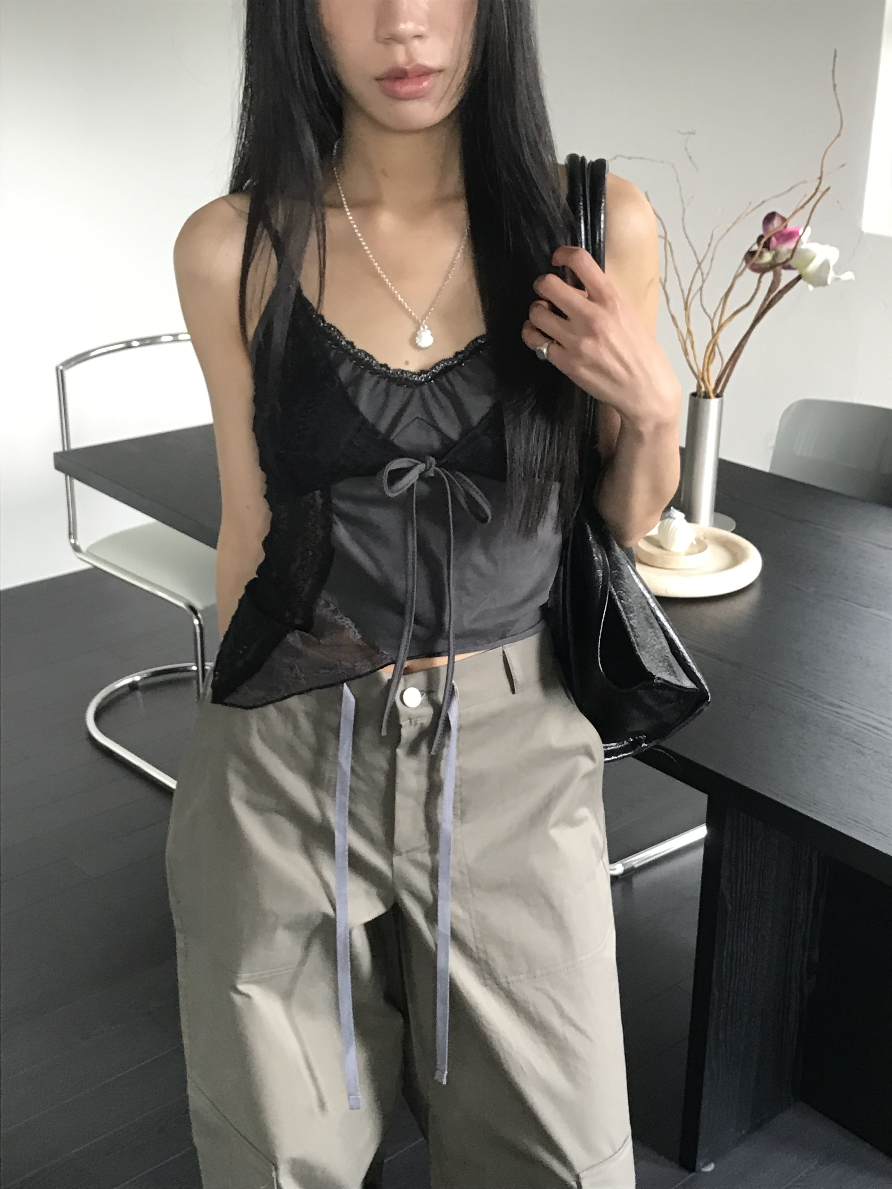 Hot!!蕾絲不對稱背心(白/黑)