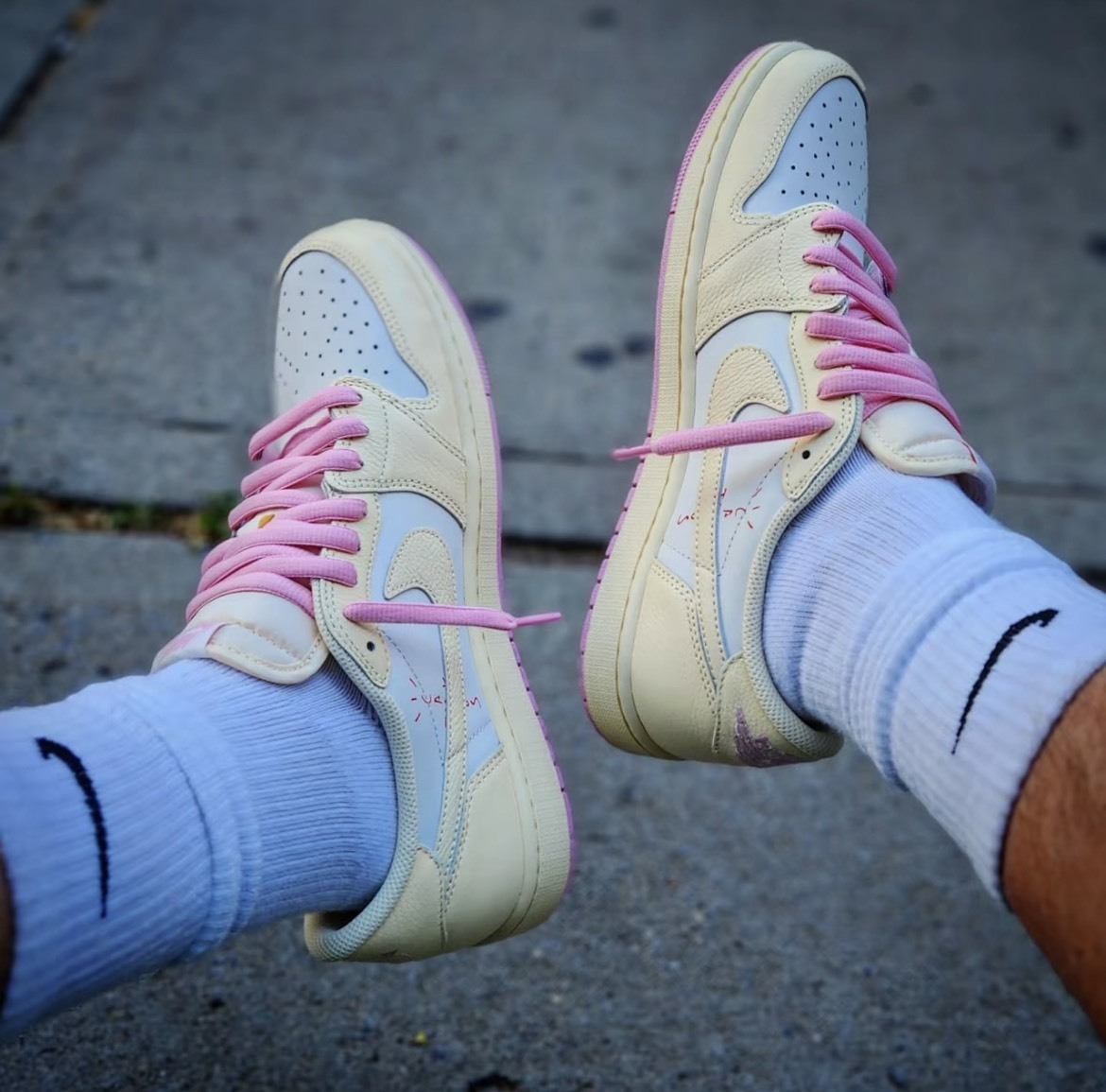 『代購商品』Jordan 1 Retro Low OG "Travis Scott Shy Pink" 奶油粉倒鉤 IQ7604-100