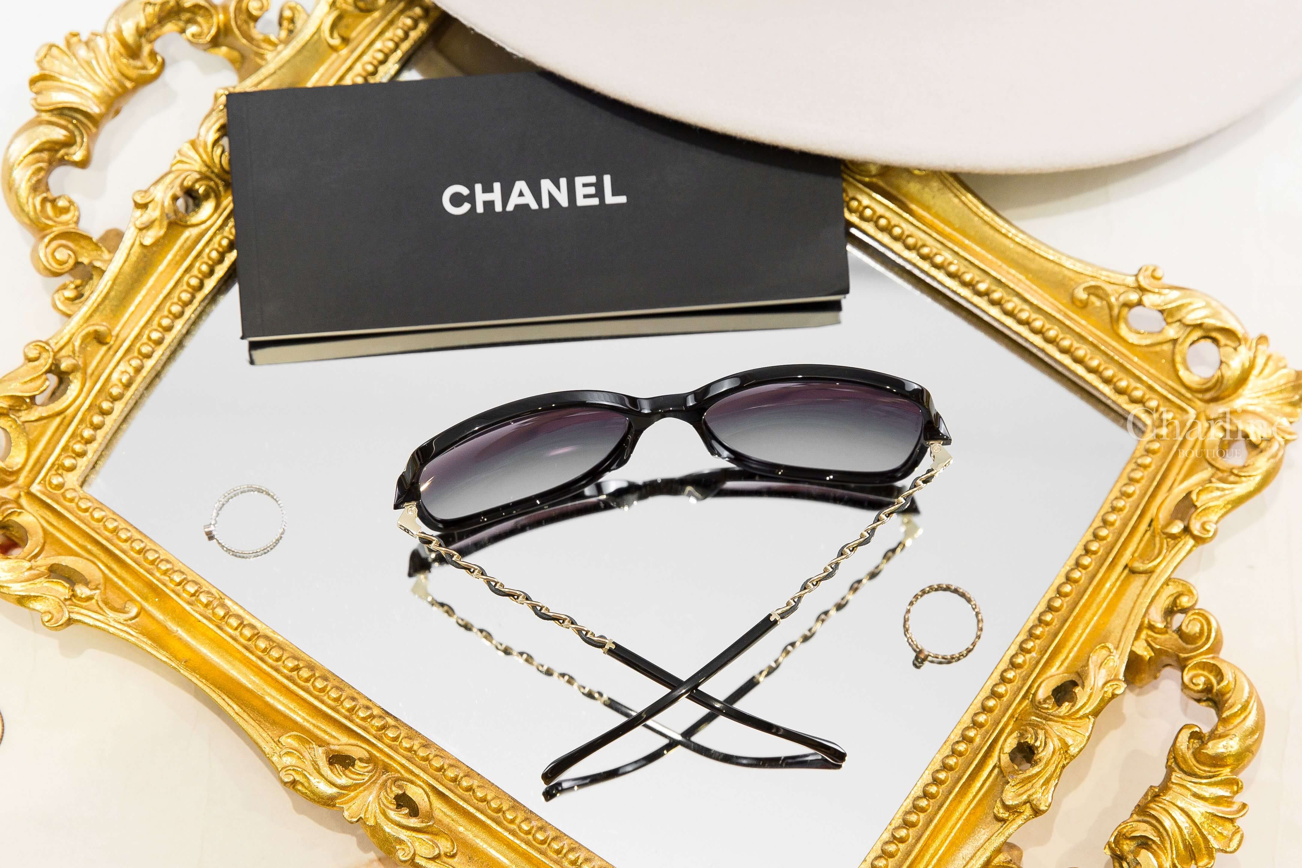 Chanel Square Sunglasses 黑色方框灰色漸層鏡片側邊黑CC皮穿金鏈太陽眼鏡-Charline Boutique 精品代購