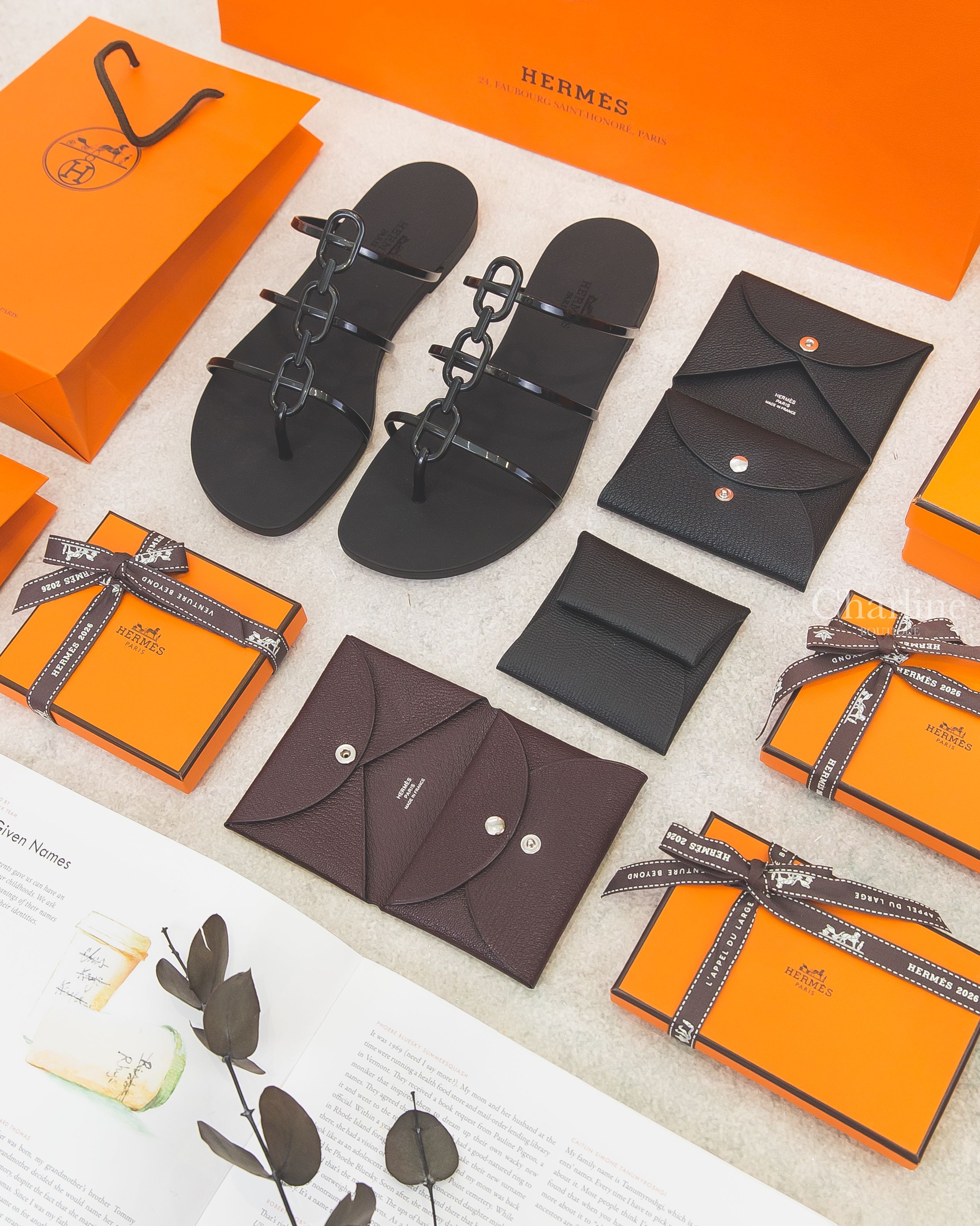 Hermès Mykonos 黑色θ人字拖鞋,Hermès Calvi Duo 馬鞍紅卡片夾,Hermès Calvi Duo 黑色卡片夾,Hermès Bastia Change Purse 黑色零錢包-Charline Boutique 精品代購