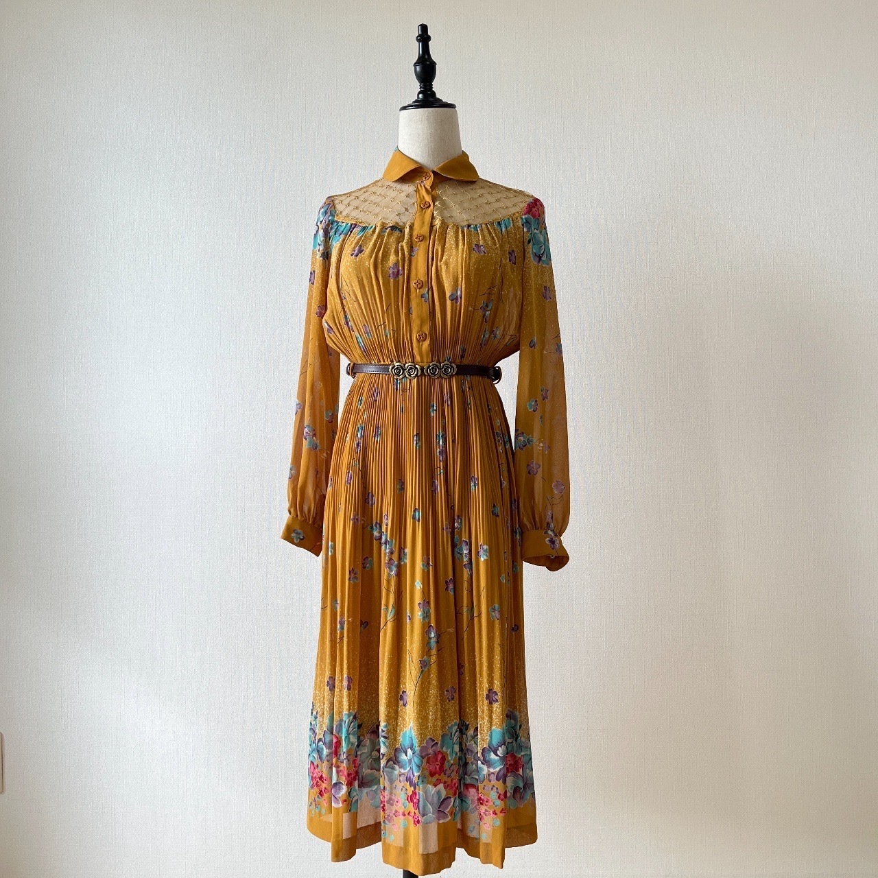 華麗網砂刺繡拼接領長袖百褶連身裙