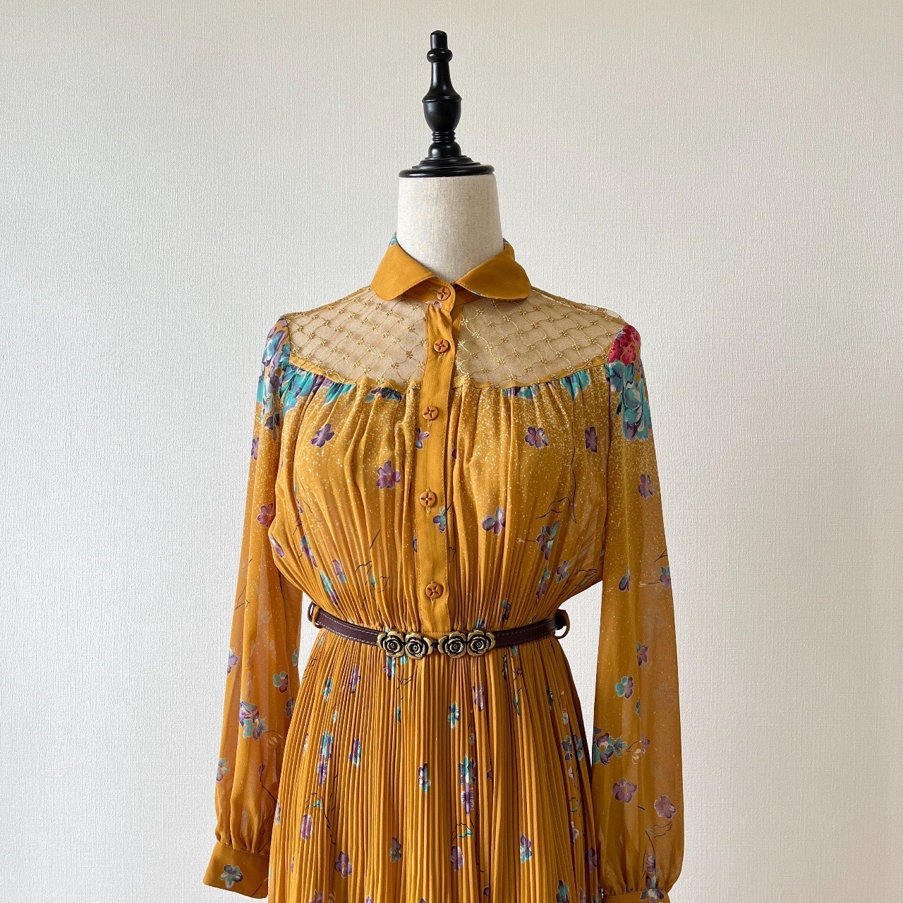 華麗網砂刺繡拼接領長袖百褶連身裙