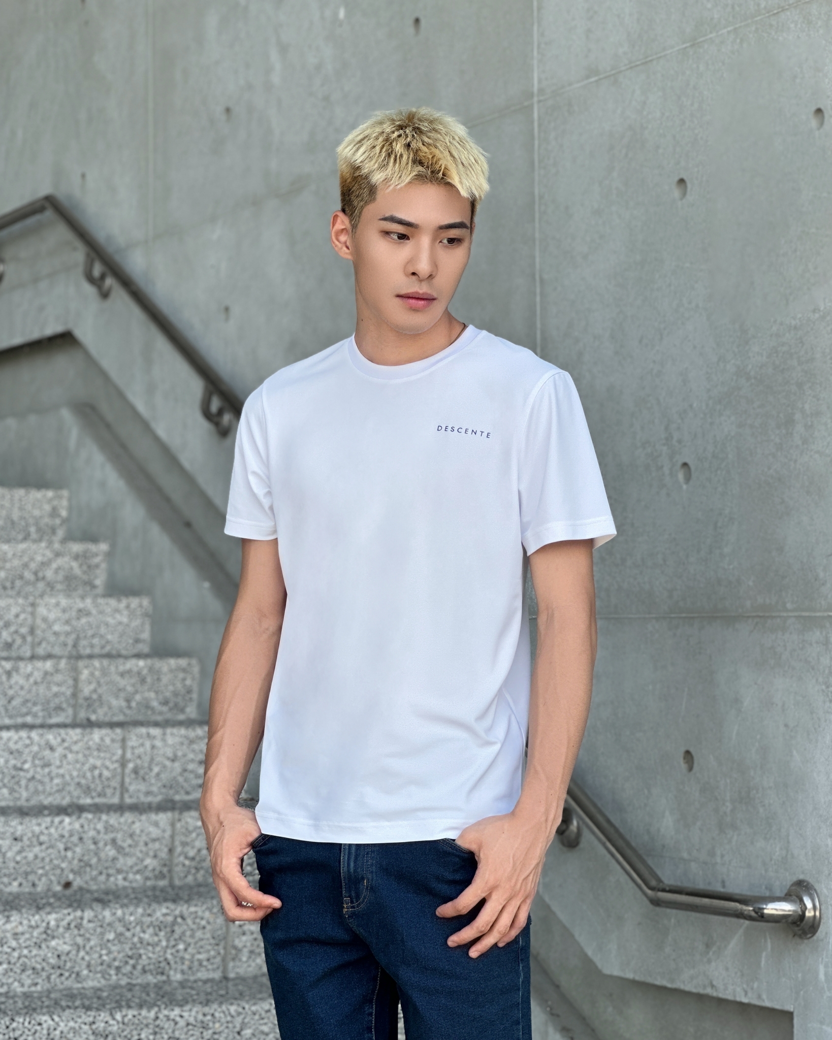 Descente 迪桑特 側邊小字母 抗UV 防曬 透氣 短袖上衣 短T