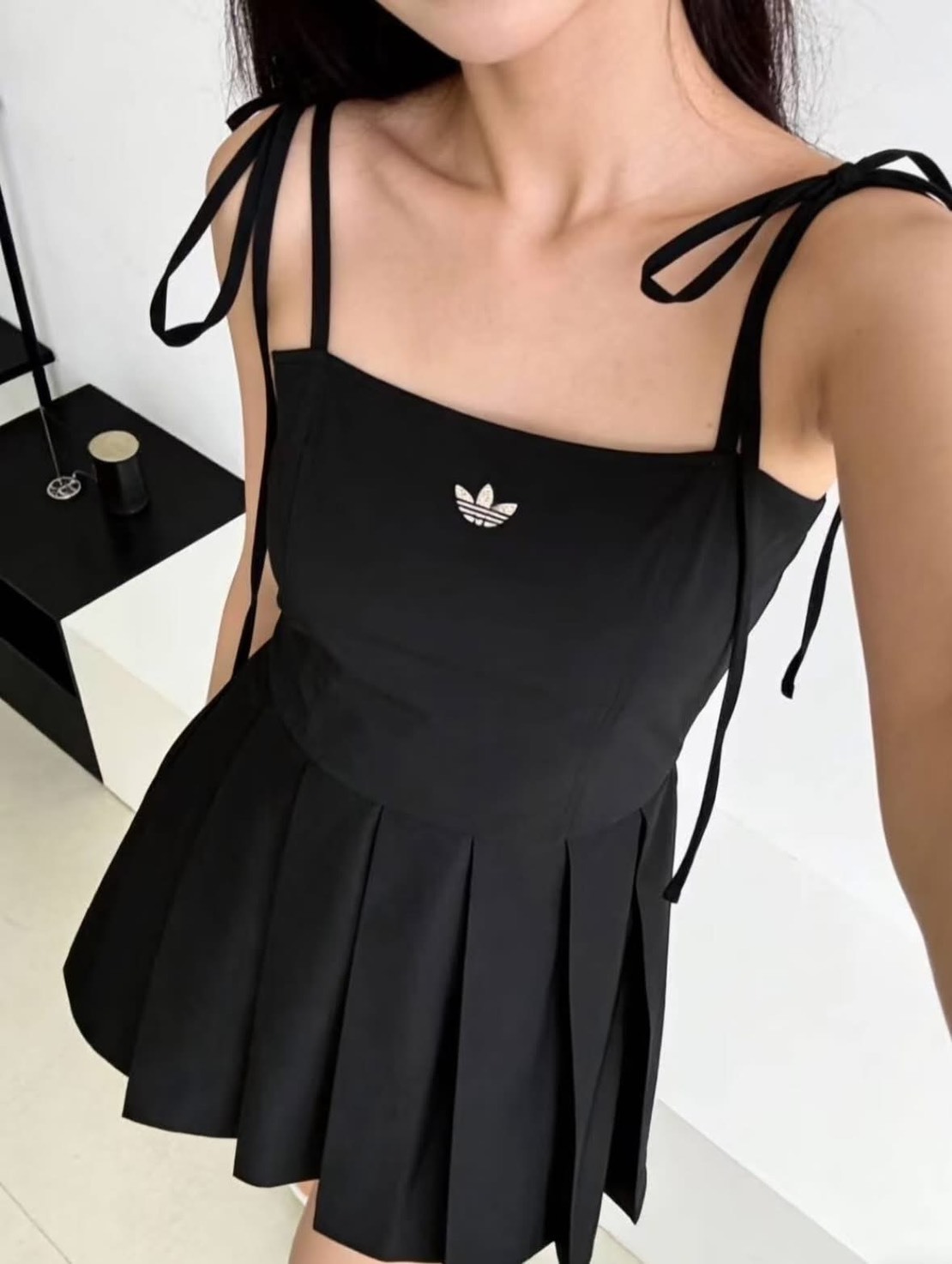 【Luxury】Adidas 三葉草LOGO 黑色綁帶 蝴蝶結細肩 小可愛 + 百褶短裙 連身洋裝 純慾風 百褶裙 連衣裙 素面洋裝 百搭顯瘦 JW0115