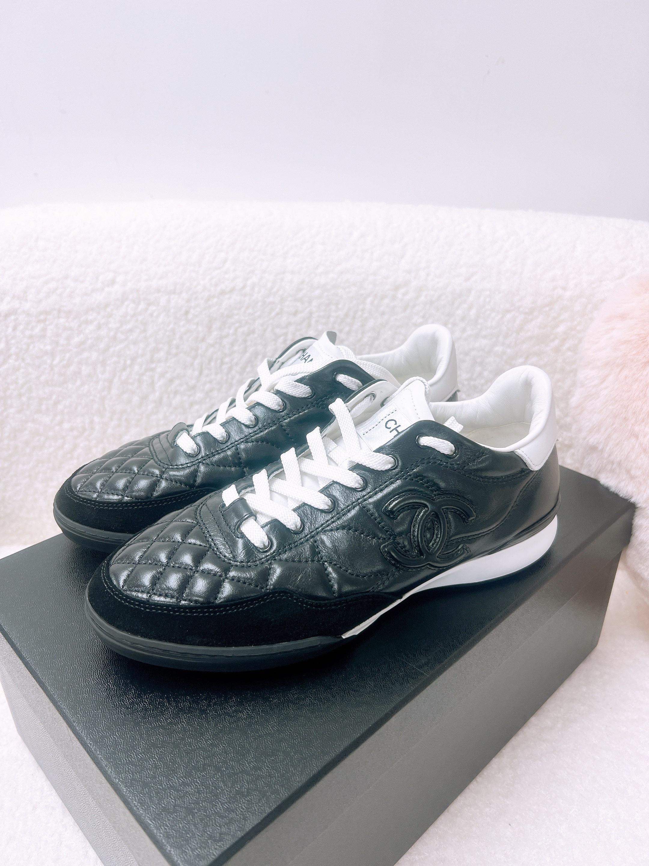 (size: 37) Chanel low-top quilted sneakers black/white 德訓鞋