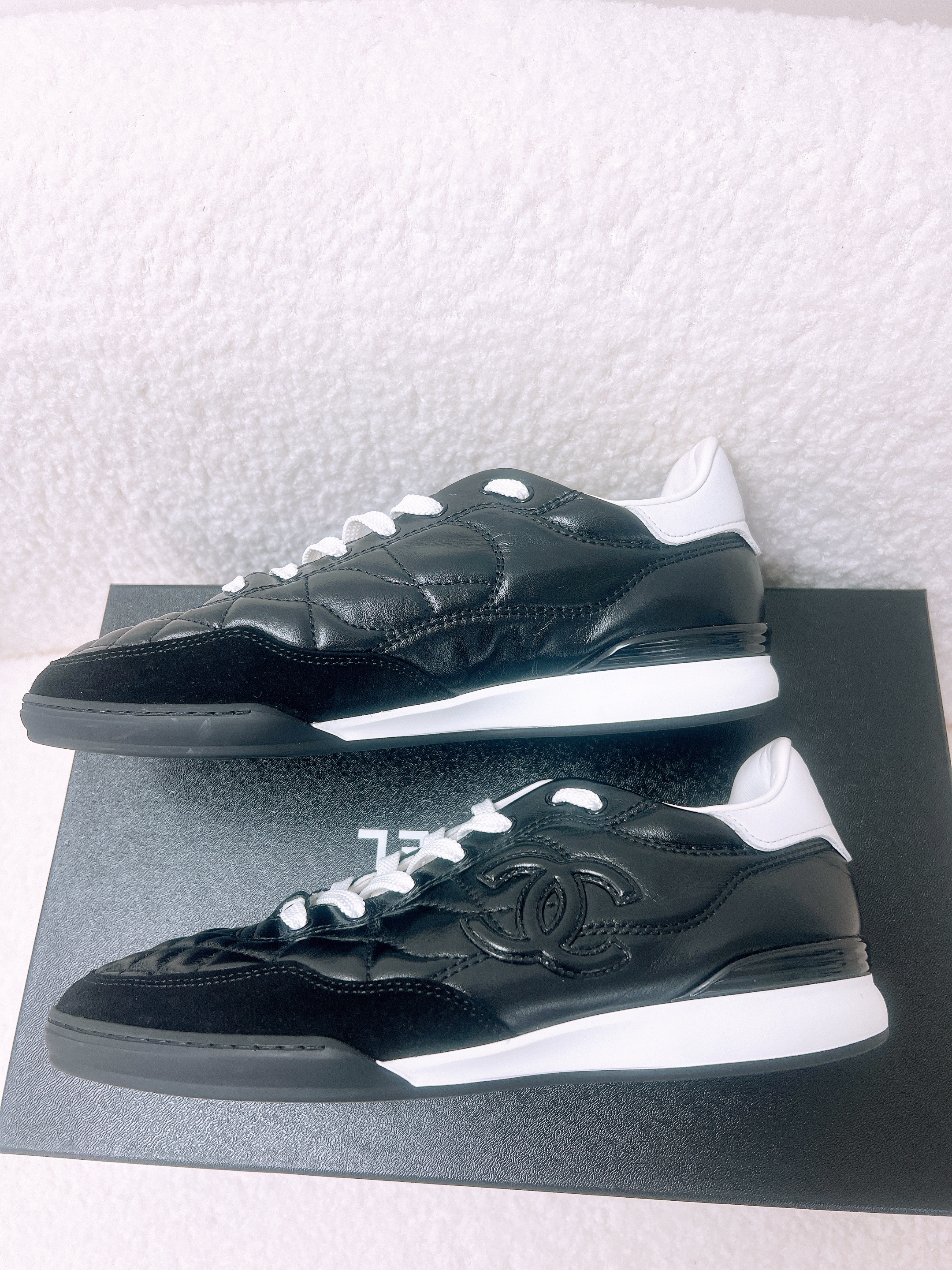 (size: 37) Chanel low-top quilted sneakers black/white 德訓鞋