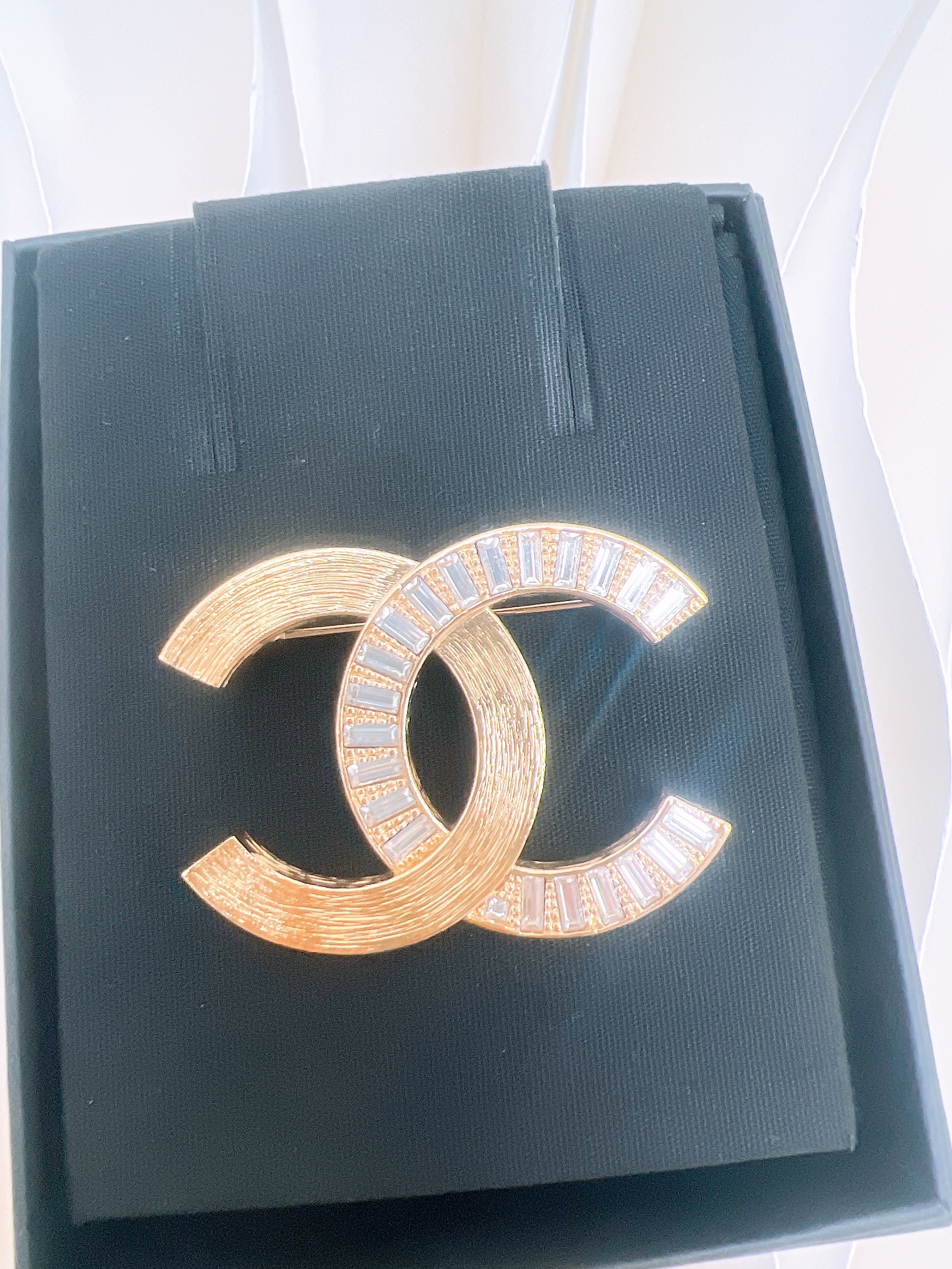 Chanel 24s brooch gold/crystal