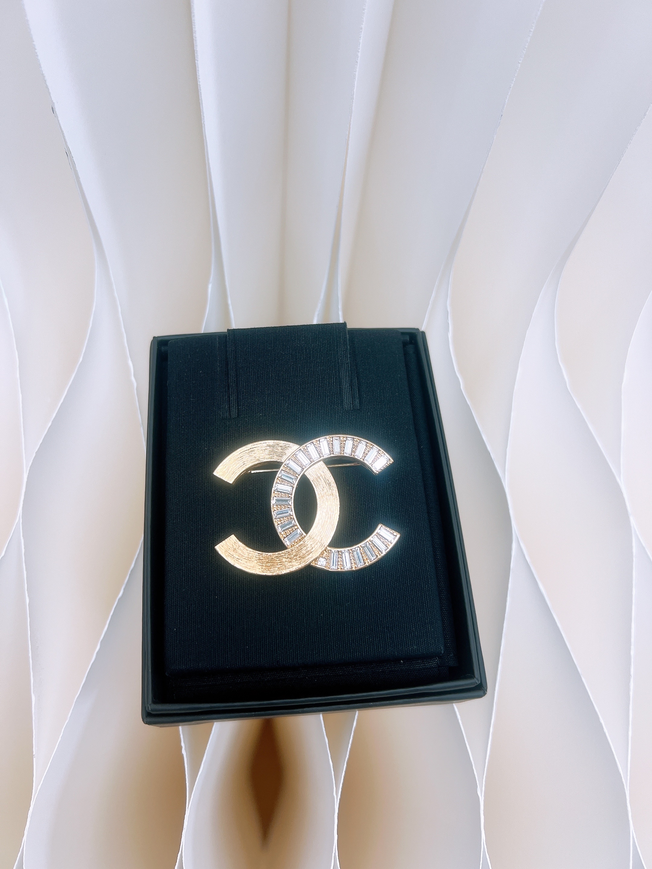 Chanel 24s brooch gold/crystal