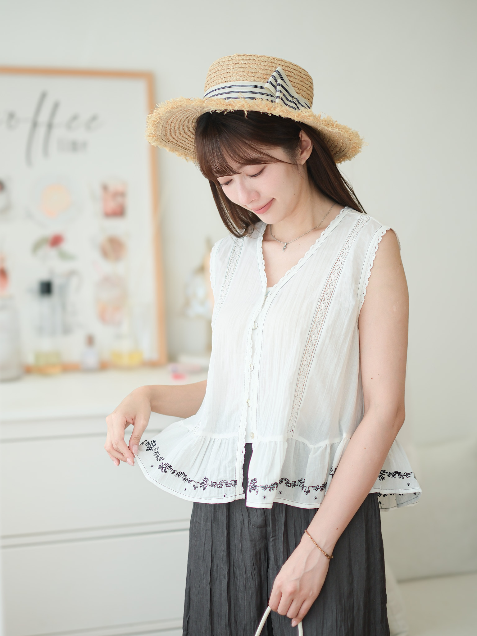 撞色民族風刺繡背心 (純白/深藍) TOP721